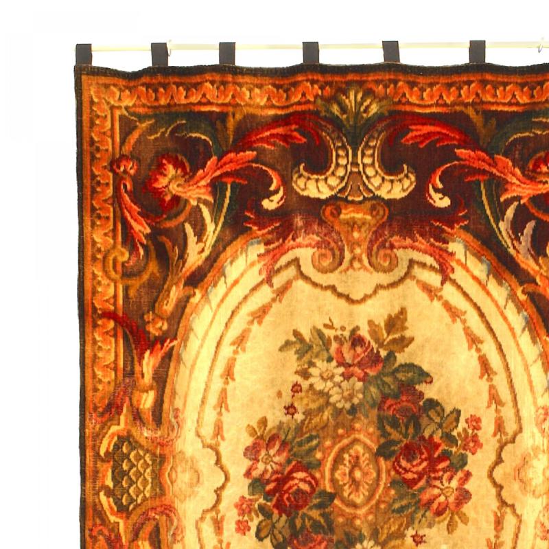 Copritavolo vittoriano francese in velluto beige, marrone e rosso con medaglione floreale ovale al centro e bordo sul bordo.