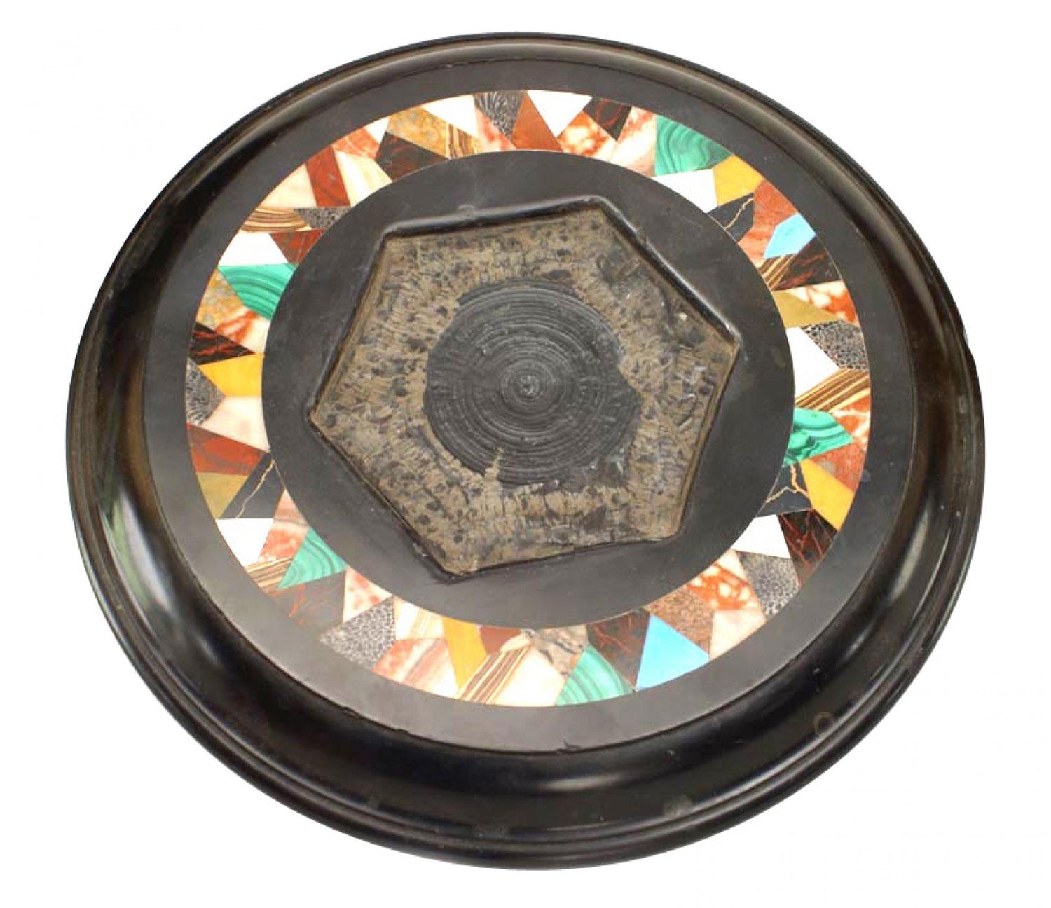 Französisches viktorianisches achteckiges Kristalltintenfass mit erhöhtem Sockel und Messingdeckel.