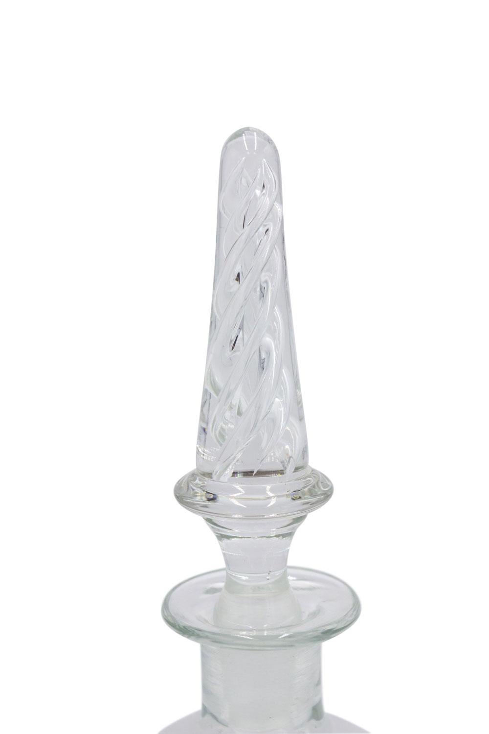 2 französische Kristallkaraffen im viktorianischen Stil mit geschliffener Mitte und Wirbelverschluss. (PREIS FÜR JEDEN)