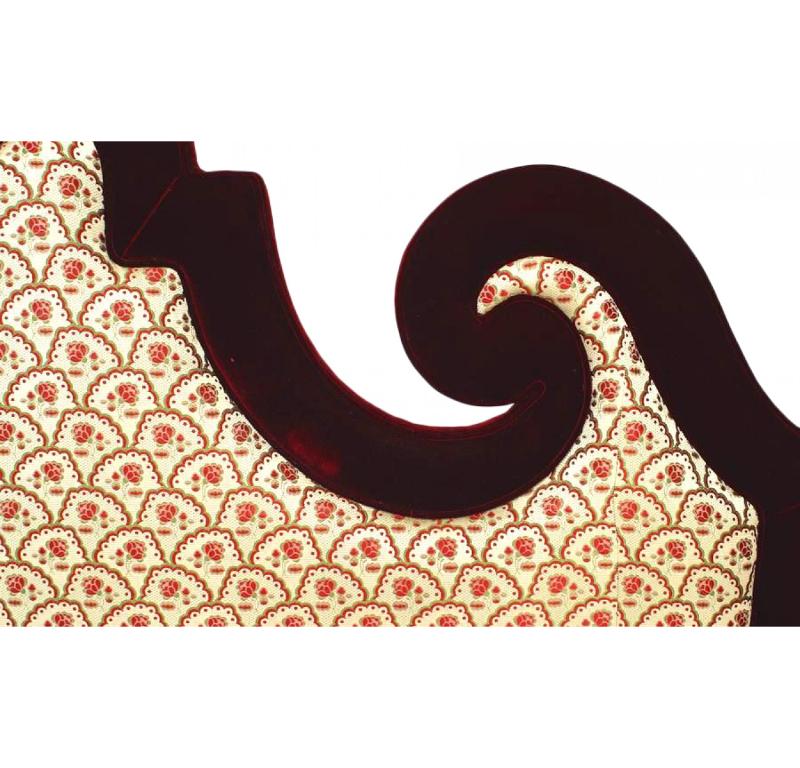 Cabecero de cama king-size de estilo victoriano francés tapizado en damasco floral rojo y verde con centro perfilado y grandes volutas laterales y enmarcado en terciopelo rojo (incluye: sólo cabecero).