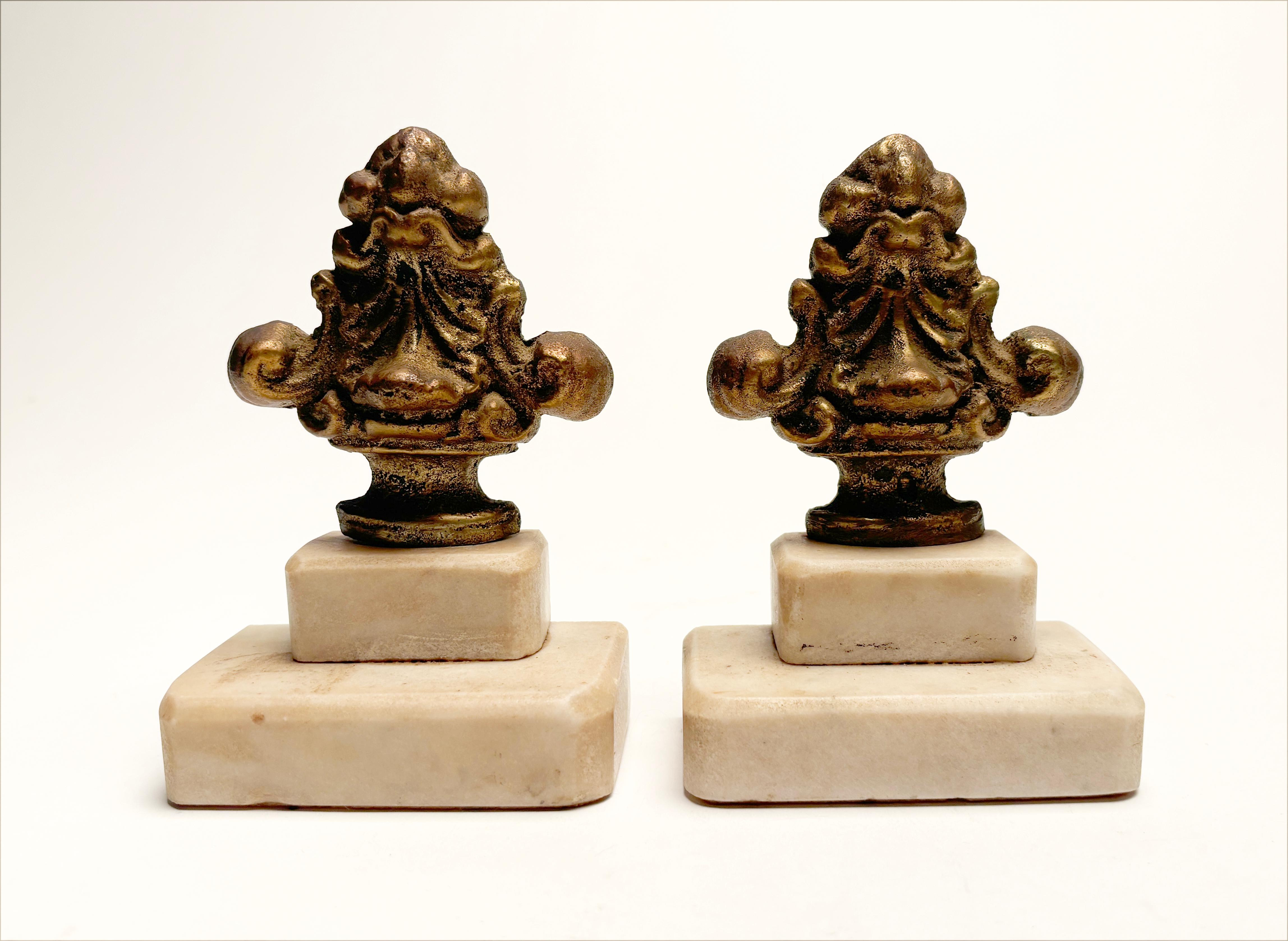 Ces deux élégants serre-livres victoriens français sont uniques et présentent une sophistication classique dans leur conception et leur taille. Ressemblant à une fleur de lis stylisée en bronze coulé au sable, elles sont montées sur un socle en