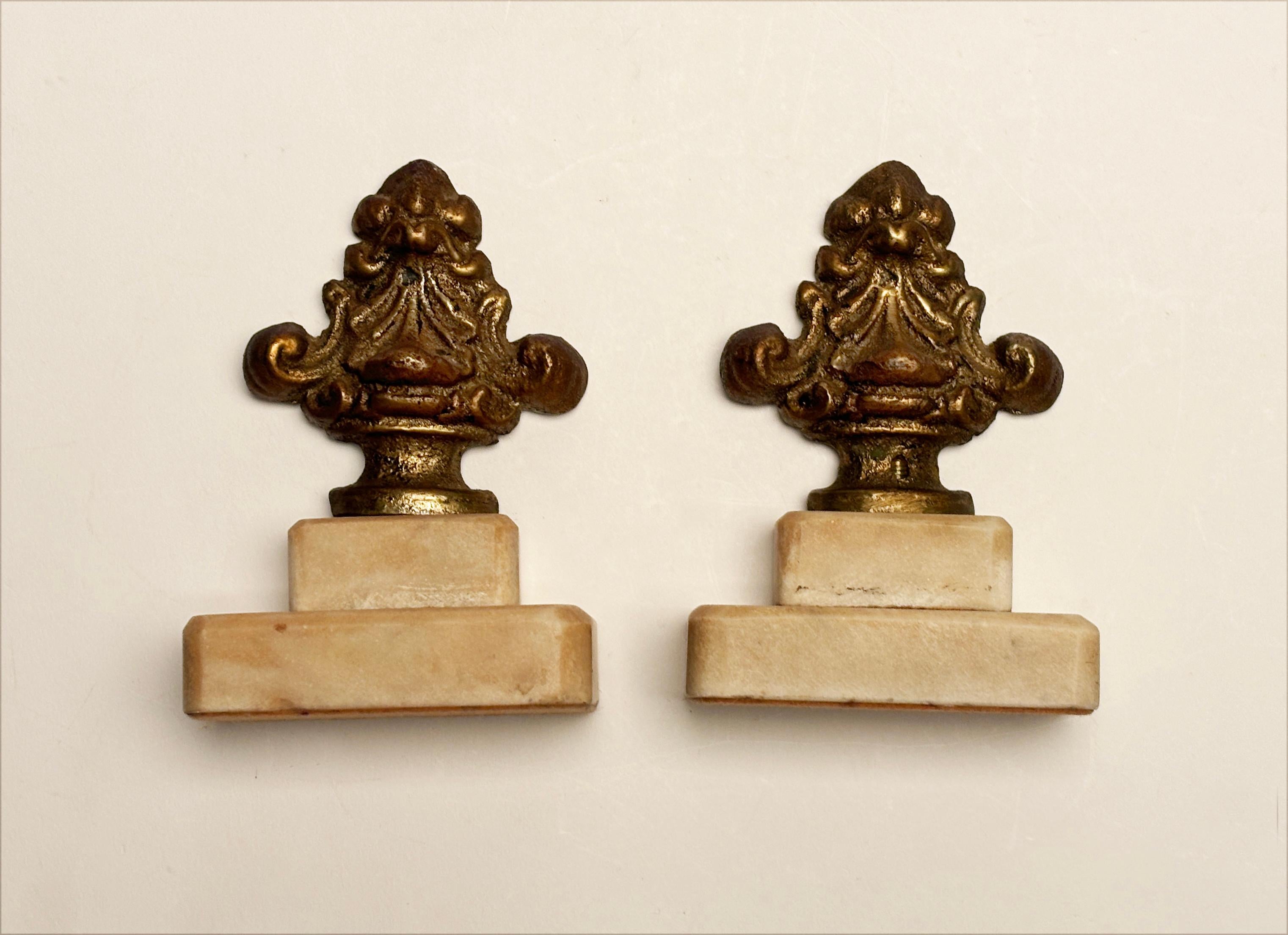 Français Bronze de l'époque victorienne sur socles en marbre sculptés à la main en vente