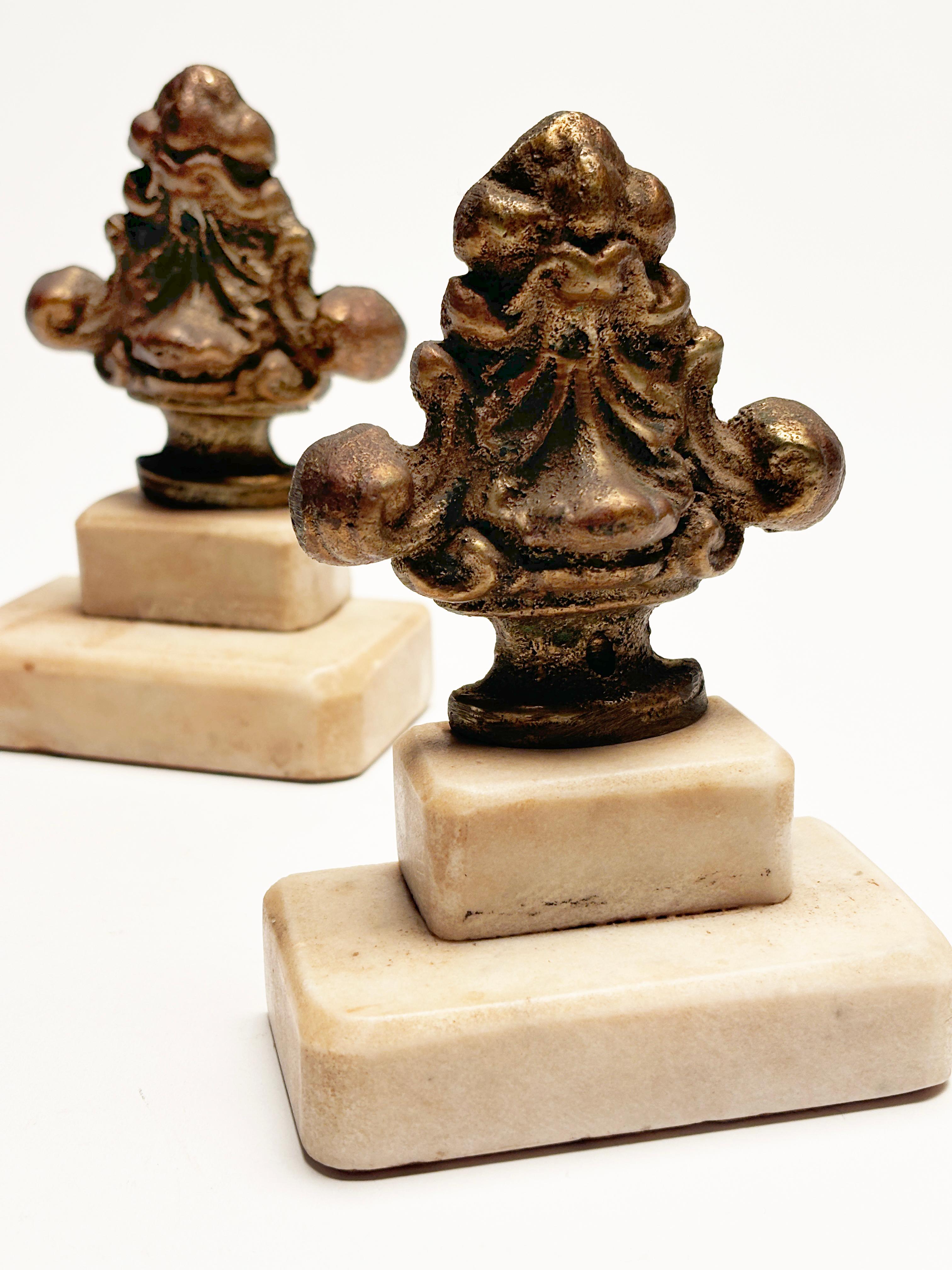 Bronze de l'époque victorienne sur socles en marbre sculptés à la main en vente 2