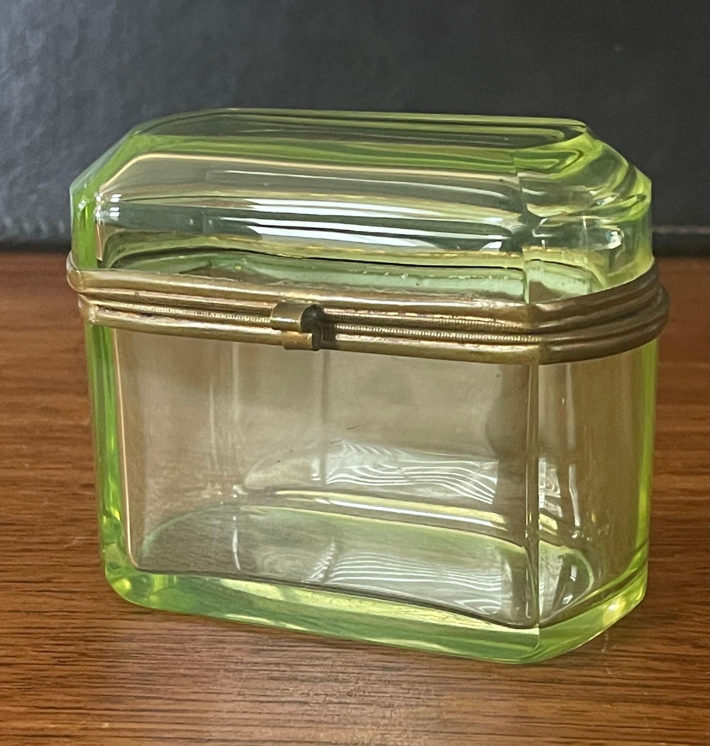 French Victorian Era Vaseline Green Glass Lidded Trinket Box In Good Condition In San Diego, CA