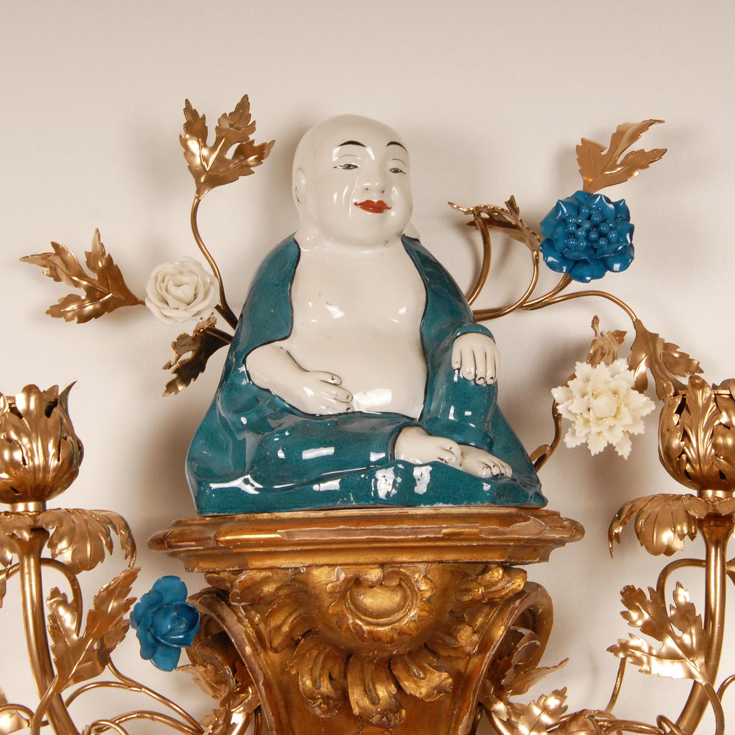French Victorian Figural Wall sconces Blue White Buddha Figure Giltwood pair In Good Condition In Wommelgem, VAN