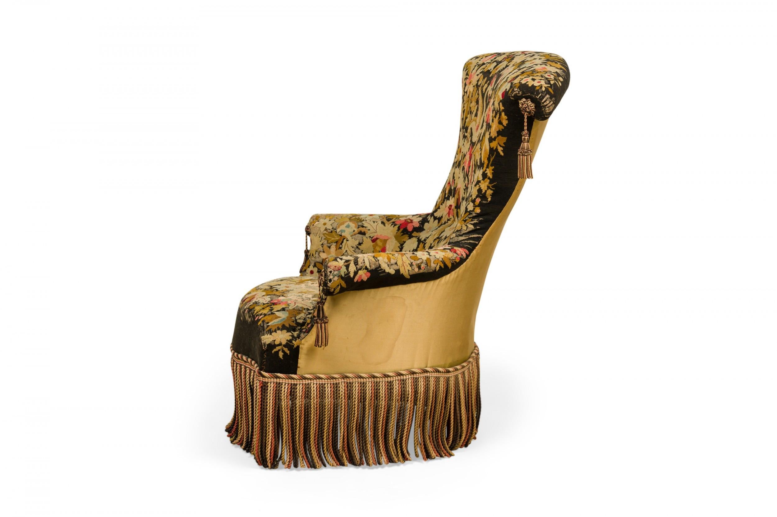 Französischer viktorianischer Sessel mit fächerförmiger Rückenlehne, bezogen mit aufwändigem Nadelspitze-Stoff, auf dem ein Drache inmitten grüner und rosafarbener Blumen vor schwarzem Hintergrund abgebildet ist, mit dekorativen Quasten und einem