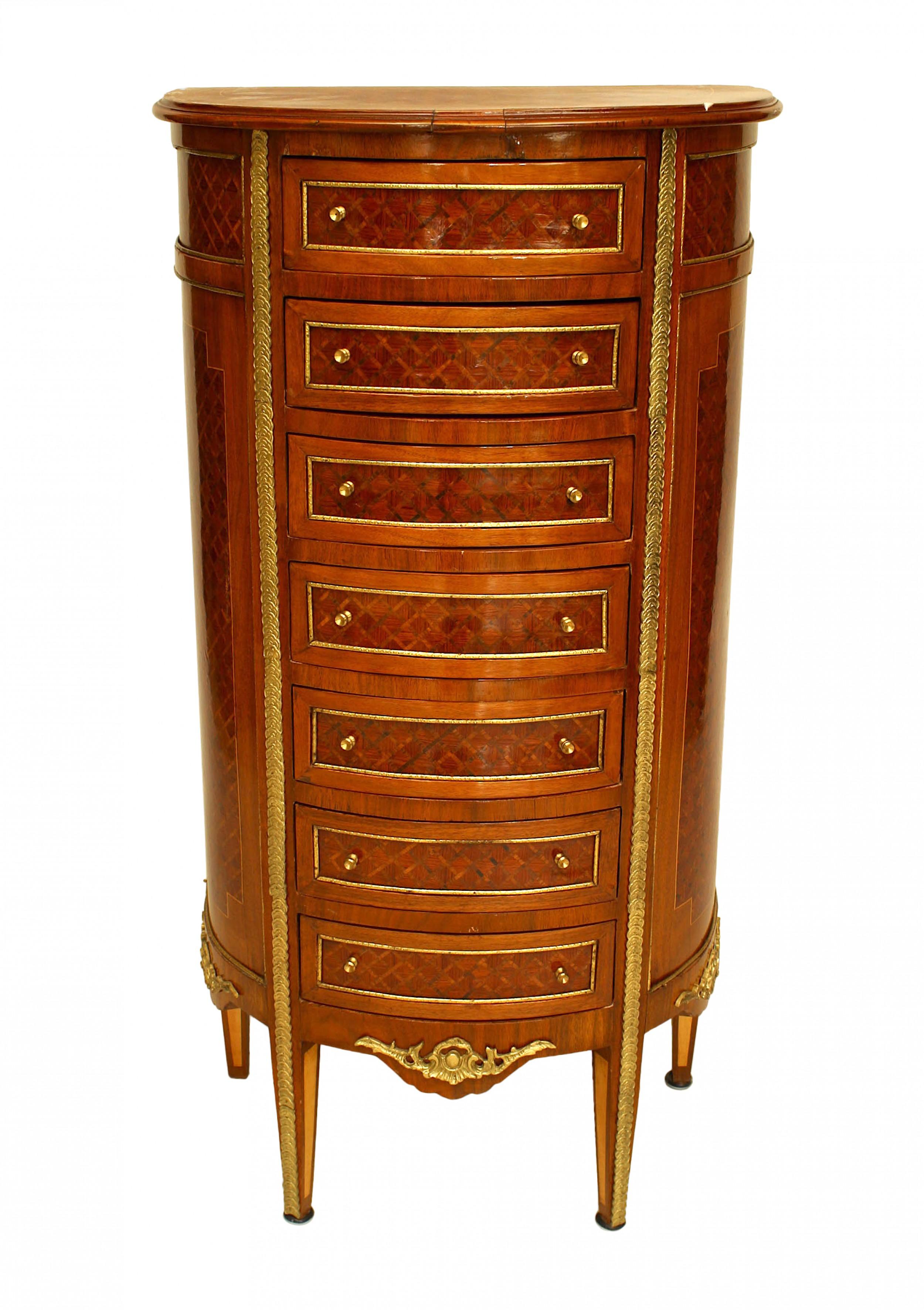 Cassettiera stretta di forma demilinea intarsiata in legno e parquet, di epoca vittoriana (XX secolo), con finiture in bronzo.