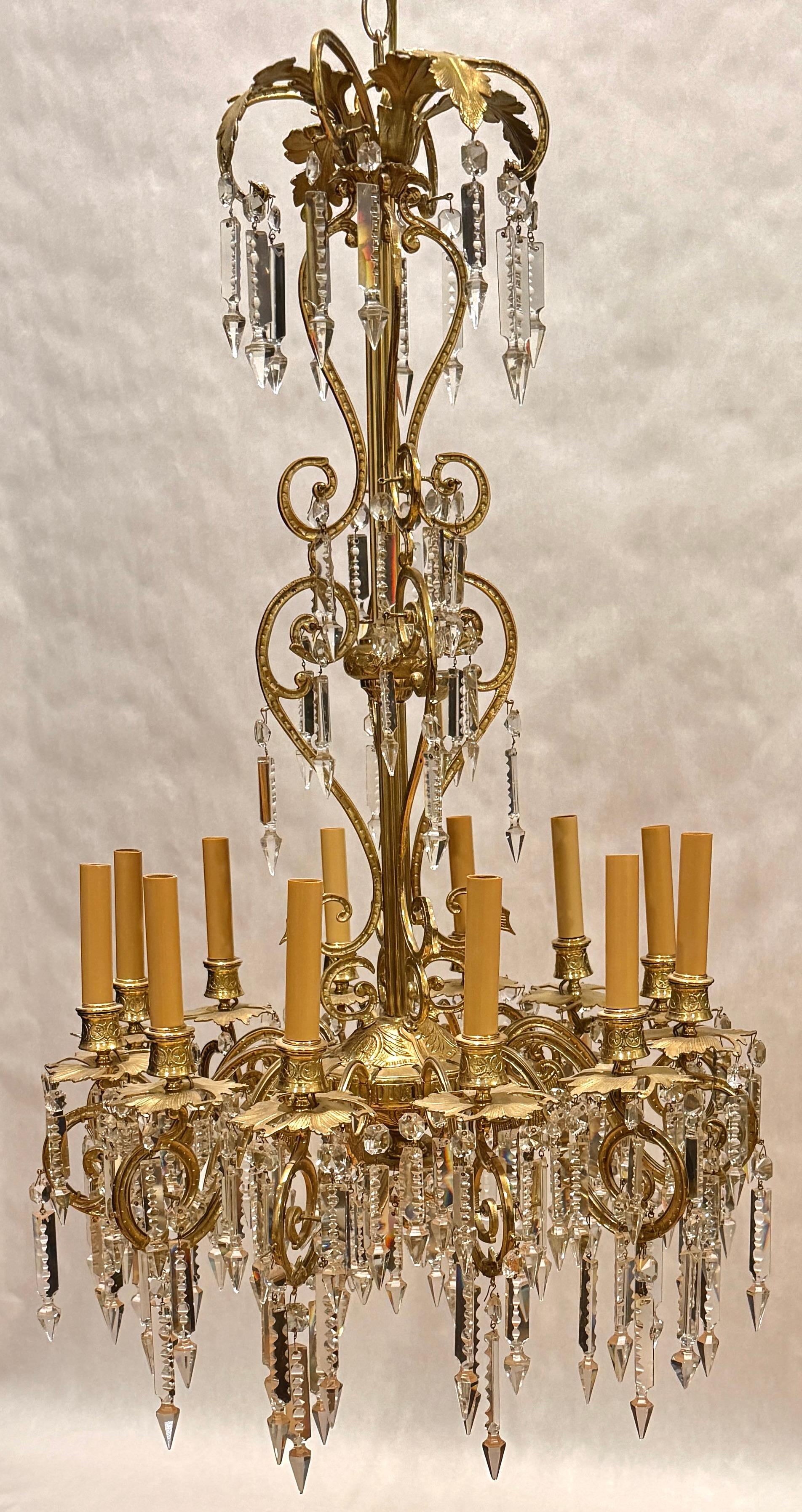 Vittoriano French Victorian Gilded Bronze & Crystal Rococo Revival Chandelier in vendita