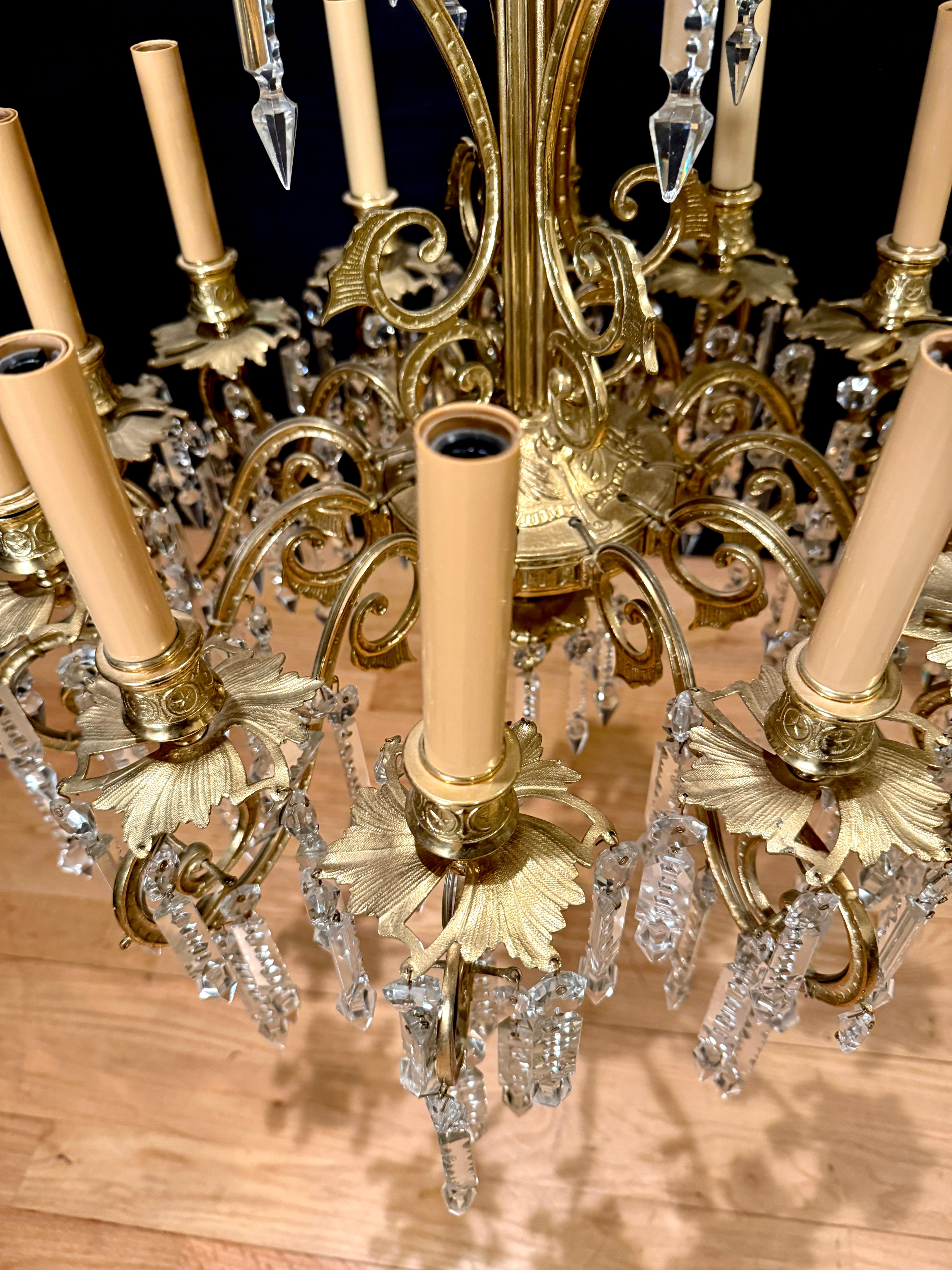 Dorato French Victorian Gilded Bronze & Crystal Rococo Revival Chandelier in vendita