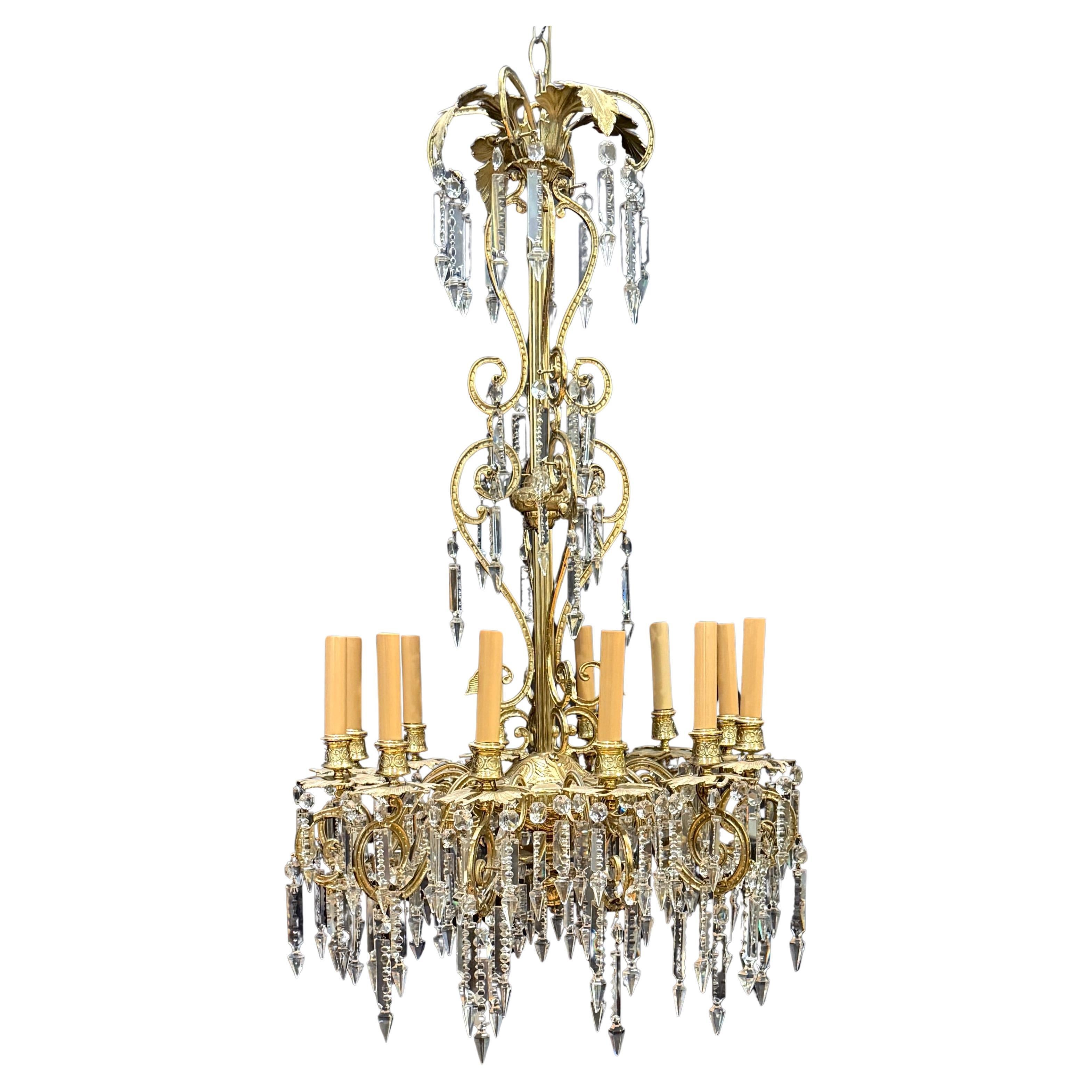 French Victorian Gilded Bronze 
Crystal Rococo Revival Chandelier in vendita