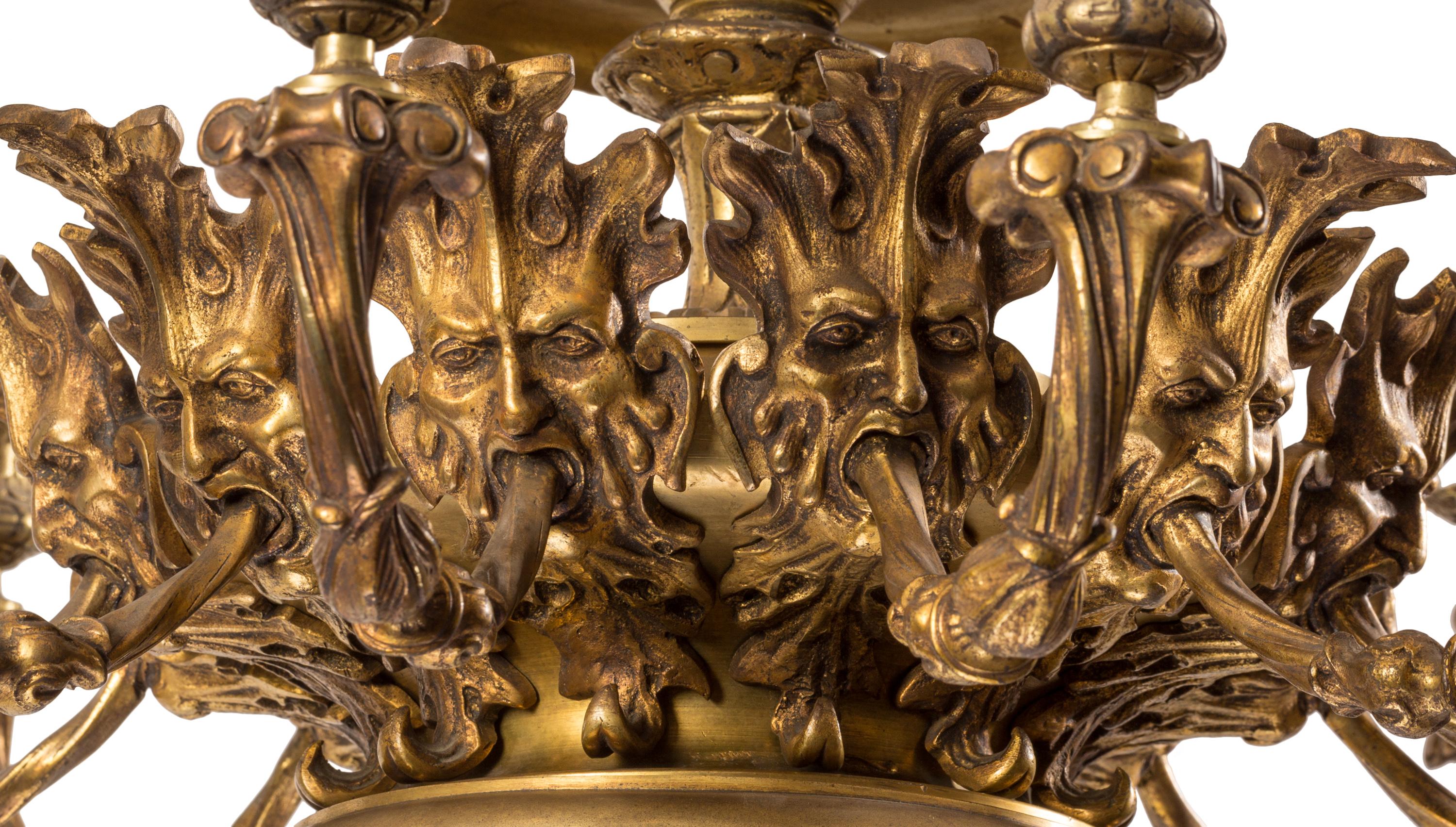 Viktorianischer viktorianischer 12-Licht-Kronleuchter aus vergoldetem Messing mit skulpturalem grünem Mann-Motiv (Französisch) im Angebot
