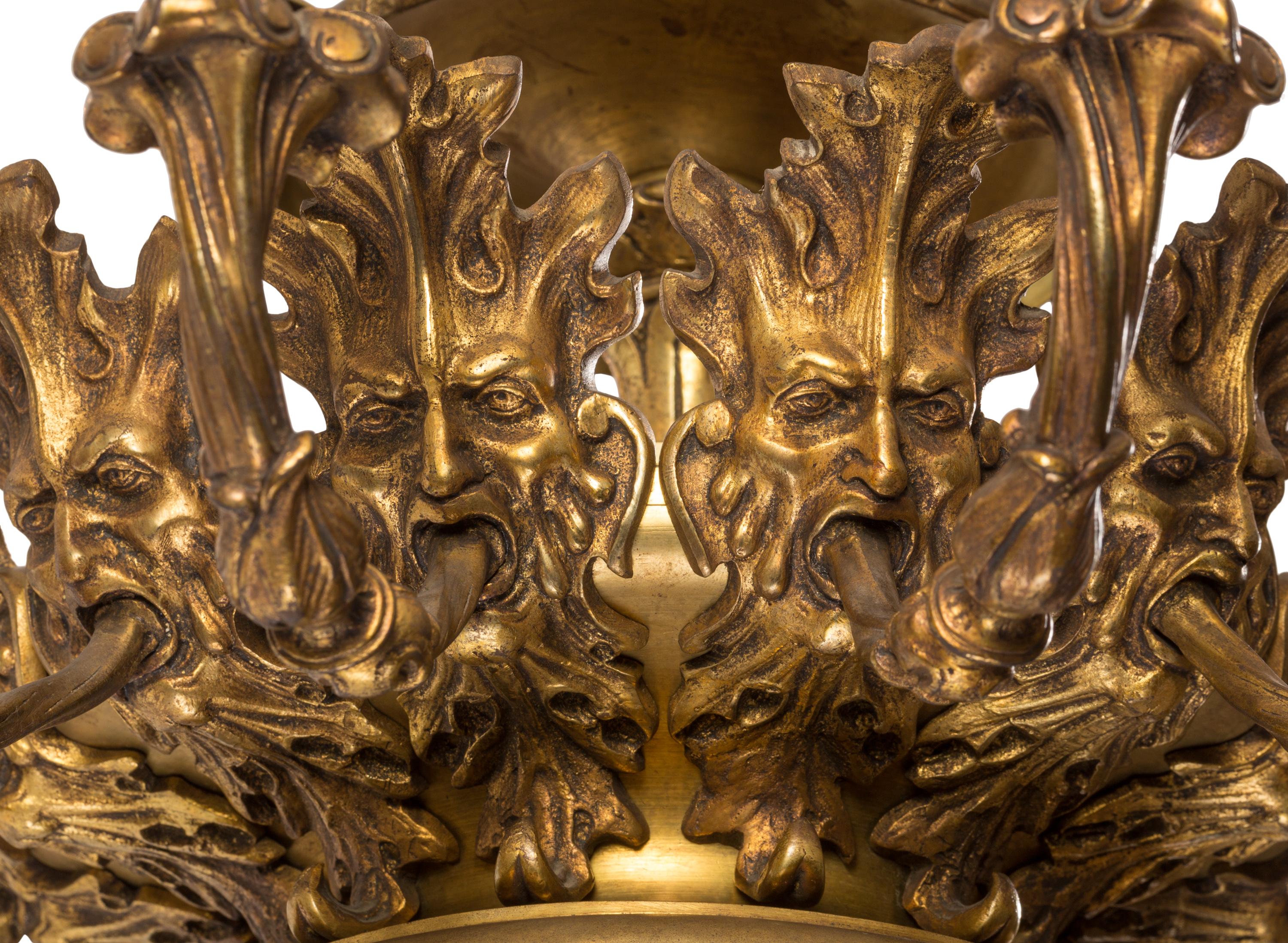 French Victorian Gilt Brass 12-Light Chandelier with Sculptural Green Man Motif In Good Condition For Sale In Madrid, ES