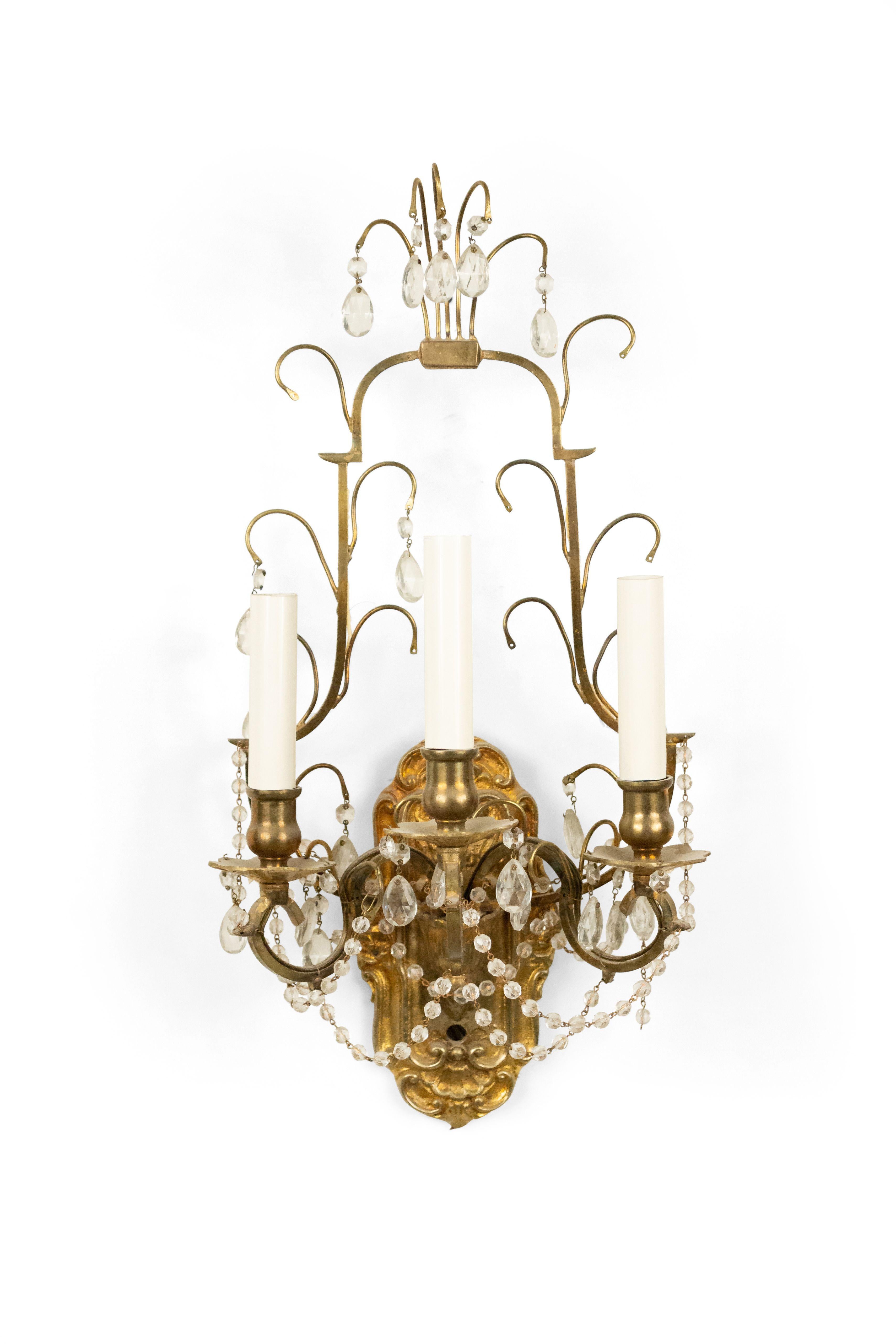 French Victorian Gilt Bronze and Crystal Wall Sconce In Good Condition For Sale In New York, NY