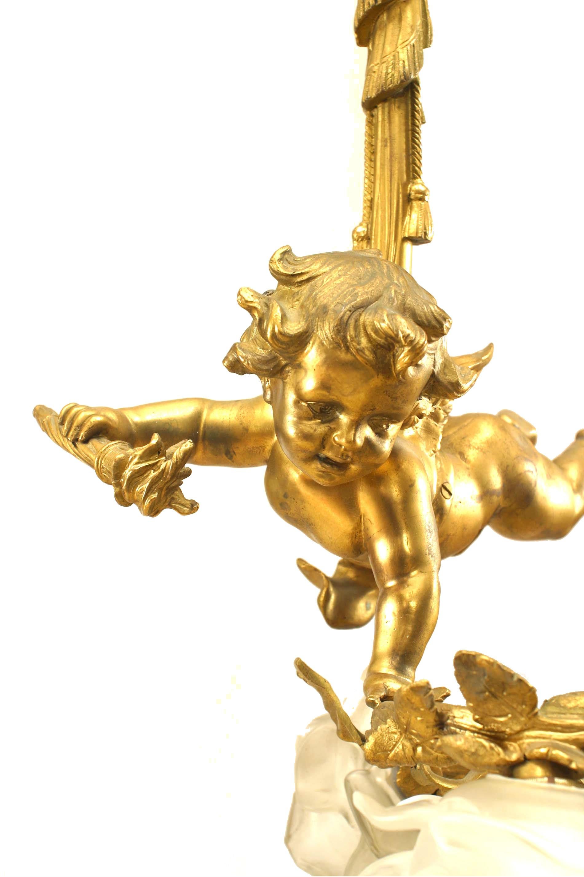 Français Lustre à fleurs de style victorien français en bronze doré et verre en vente