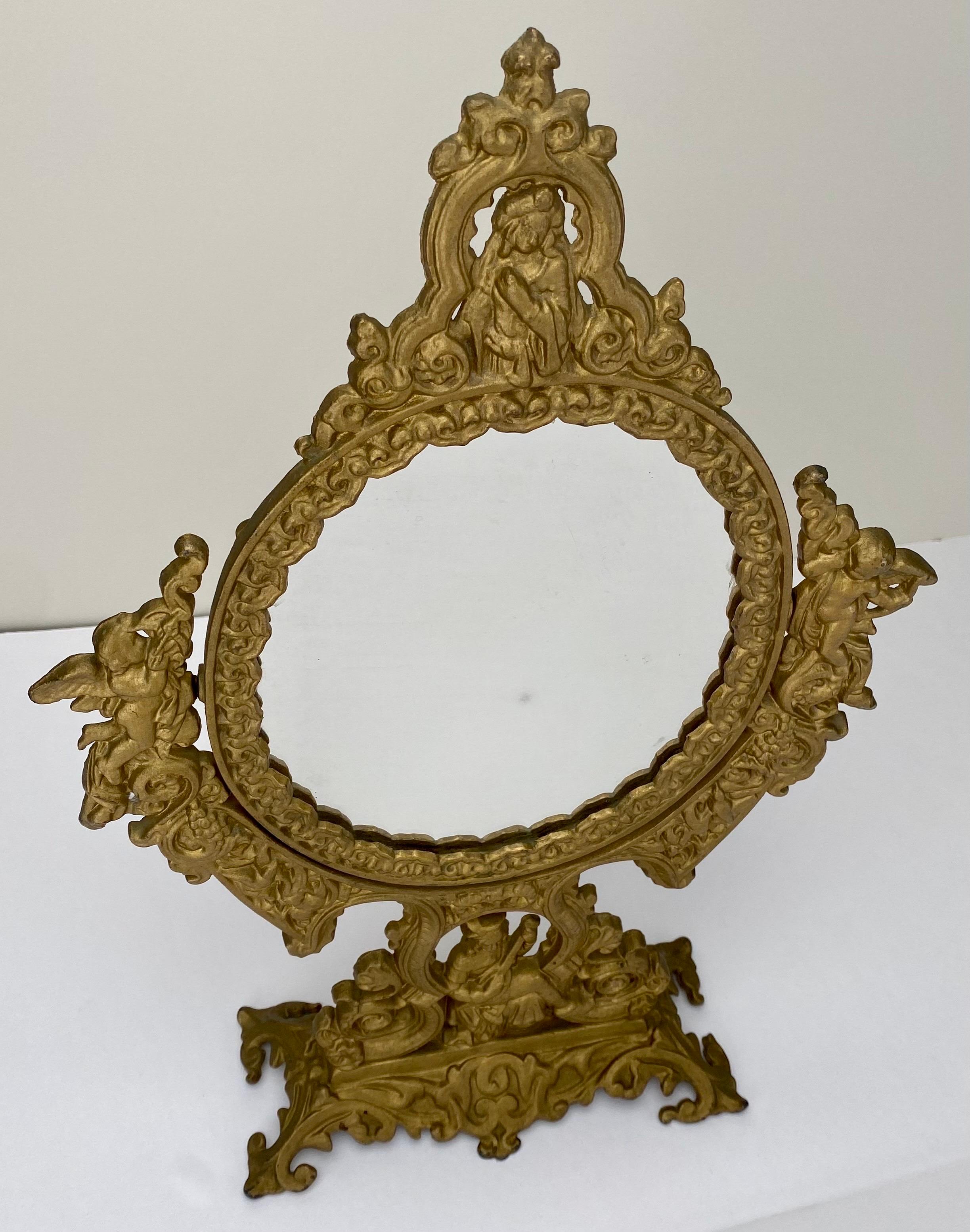 Ovaler französischer viktorianischer Schminktischspiegel aus vergoldeter Bronze mit Putten  (Spätviktorianisch) im Angebot