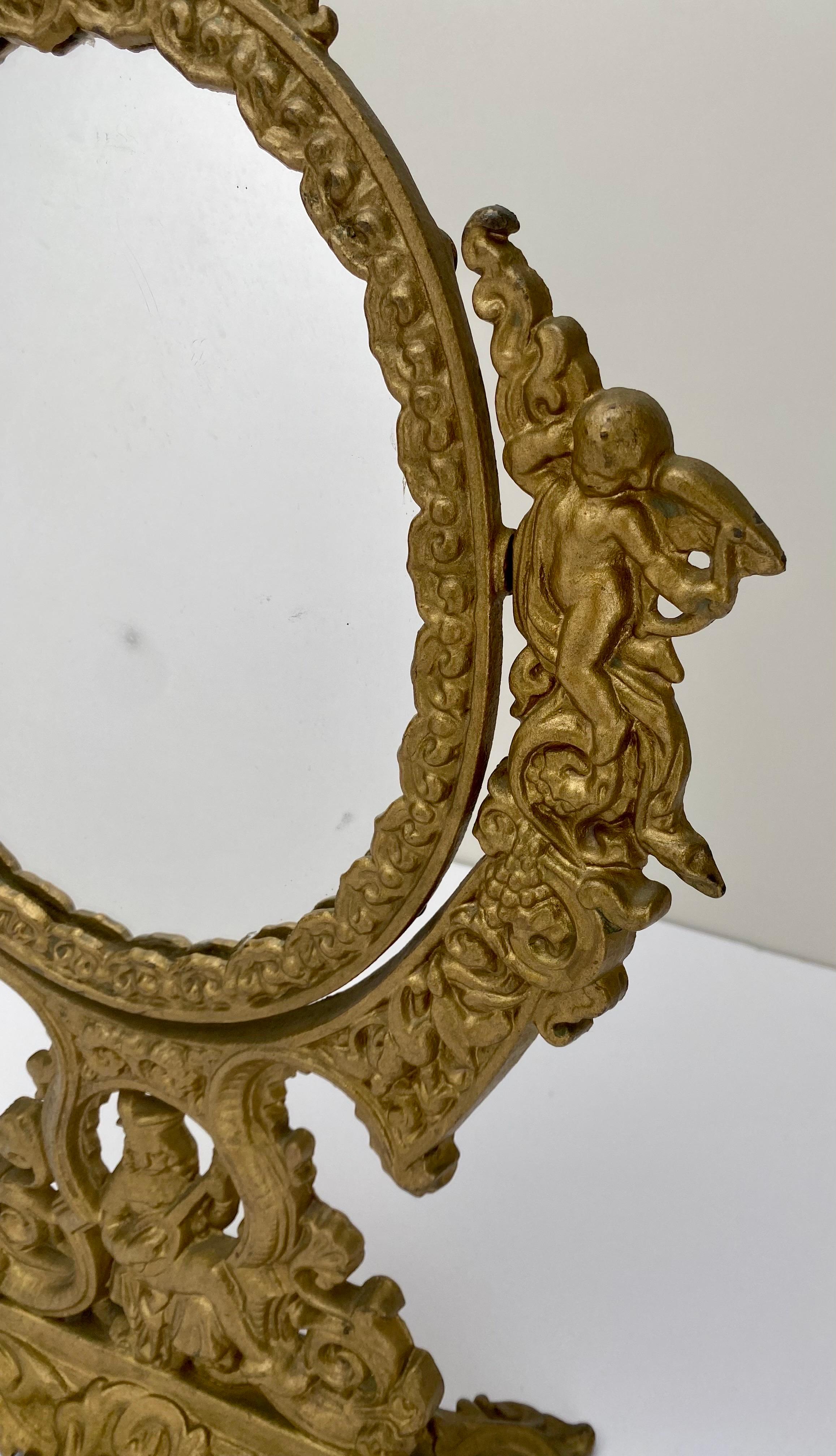 Ovaler französischer viktorianischer Schminktischspiegel aus vergoldeter Bronze mit Putten  (19. Jahrhundert) im Angebot