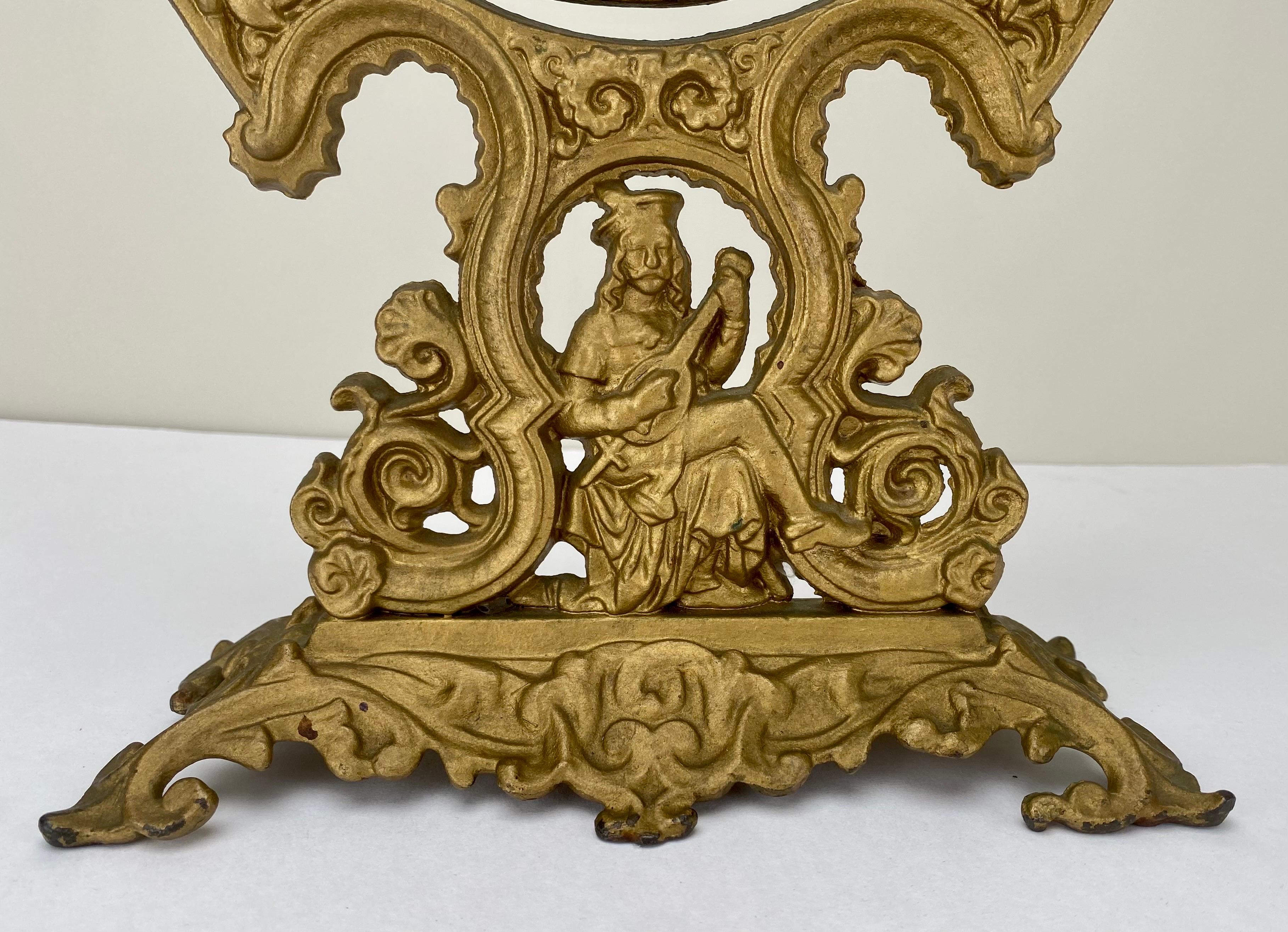 Ovaler französischer viktorianischer Schminktischspiegel aus vergoldeter Bronze mit Putten  im Angebot 1