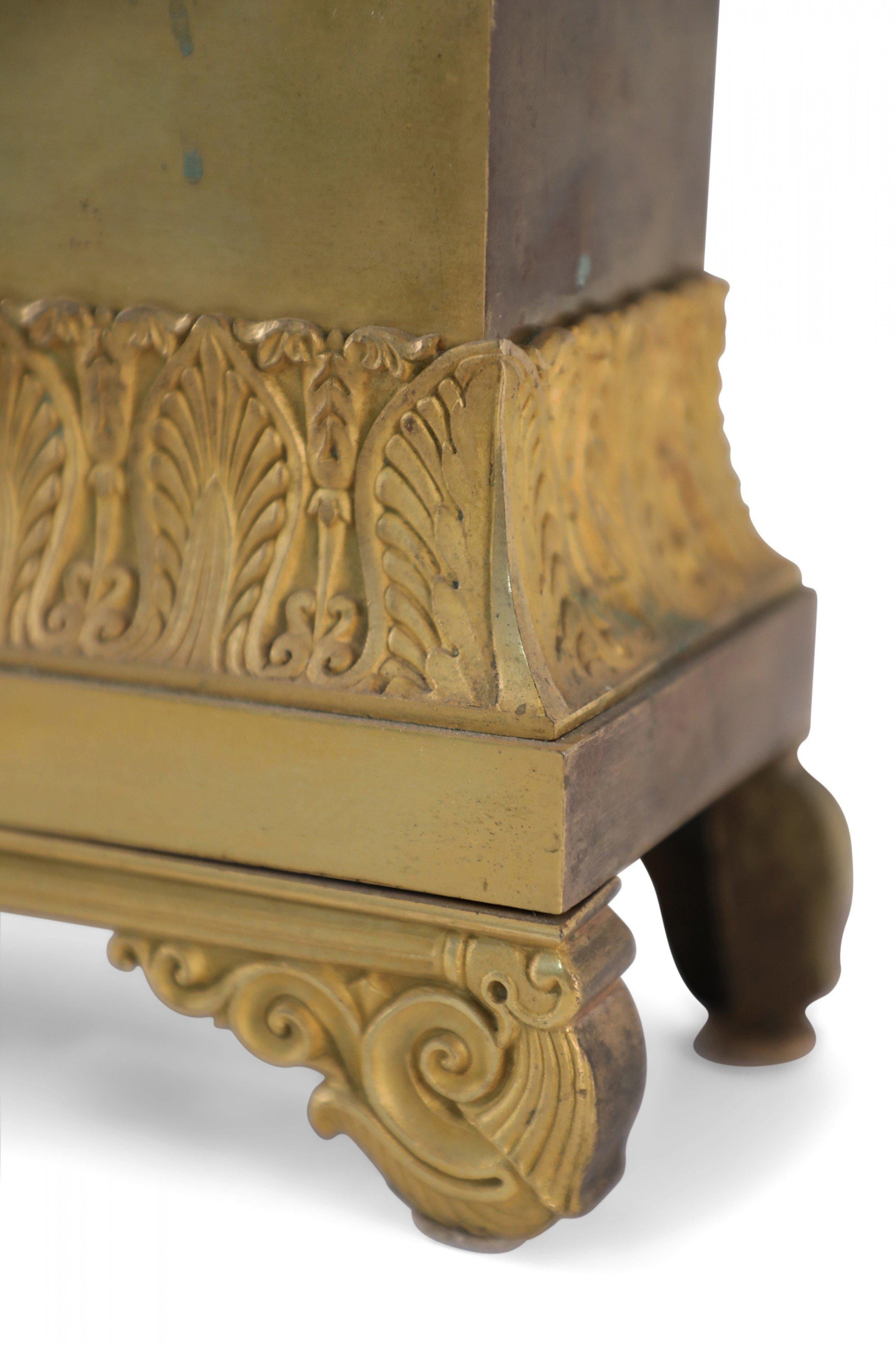 Französische viktorianische Kaminuhr aus vergoldeter Broze für Jäger und Hund im Angebot 7