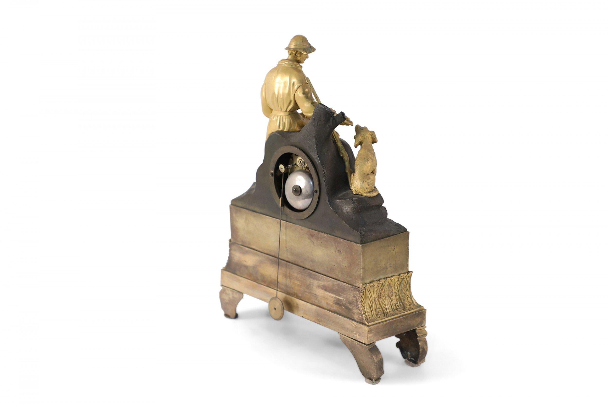 Französische viktorianische Kaminuhr aus vergoldeter Broze für Jäger und Hund im Angebot 1