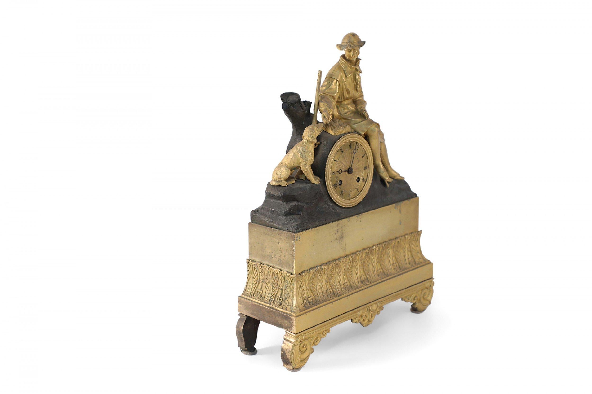 Französische viktorianische Kaminuhr aus vergoldeter Broze für Jäger und Hund im Angebot 3
