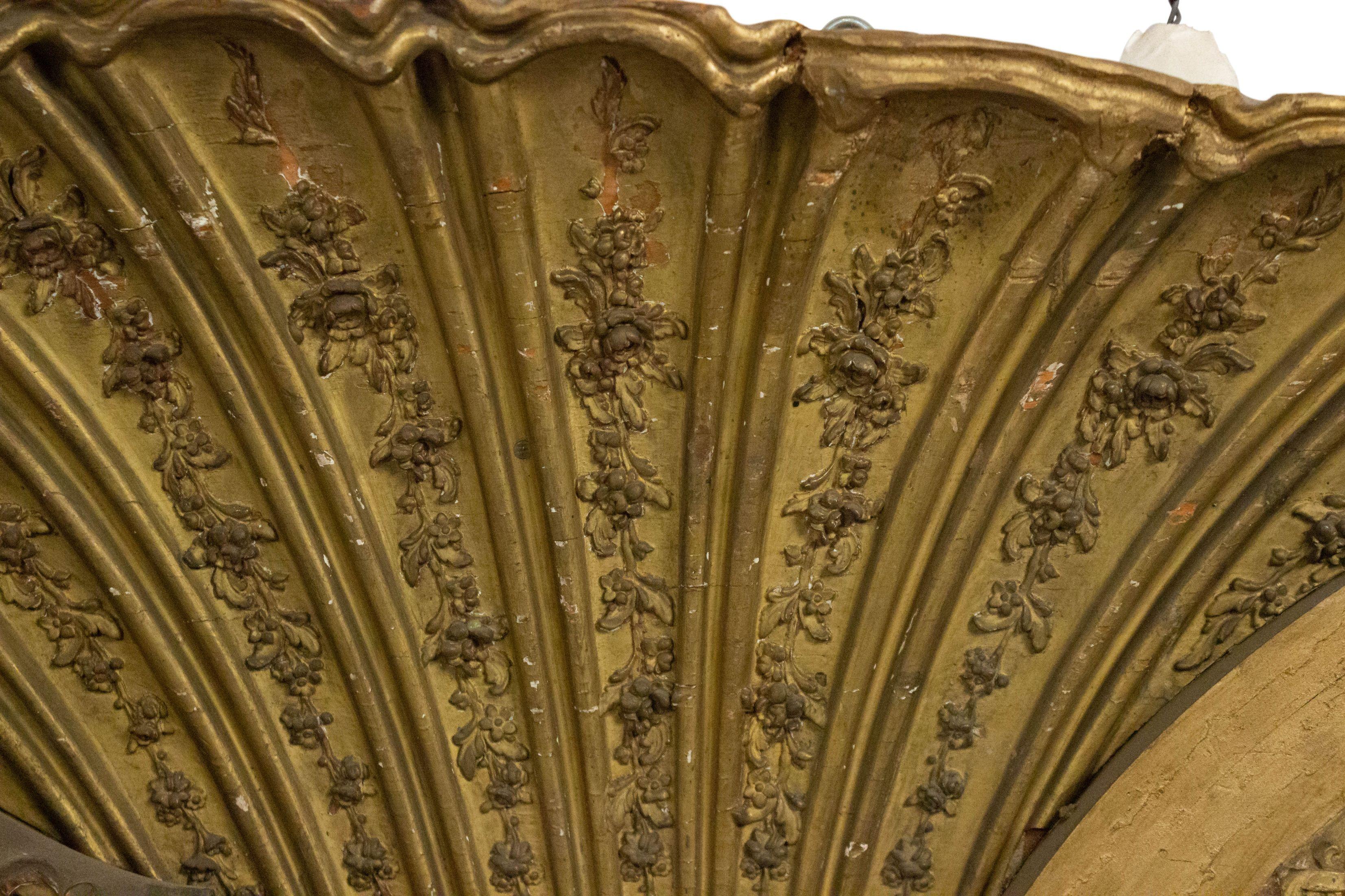 Vergoldete viktorianische geschnitzte Bogen-Wandplakette, viktorianisch (Französisch) im Angebot