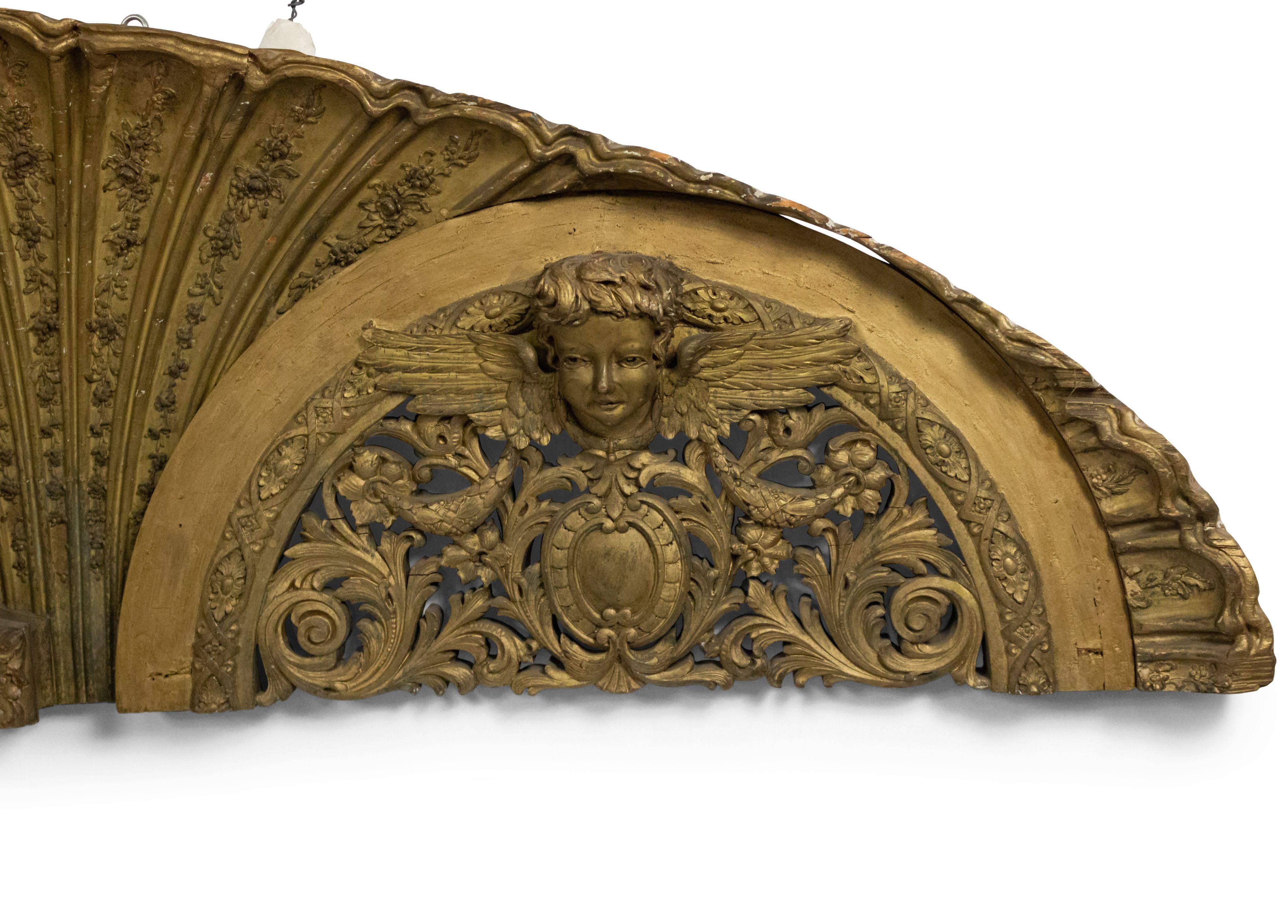 Plaque murale en forme d'arc sculpté et doré de style victorien français Bon état - En vente à New York, NY