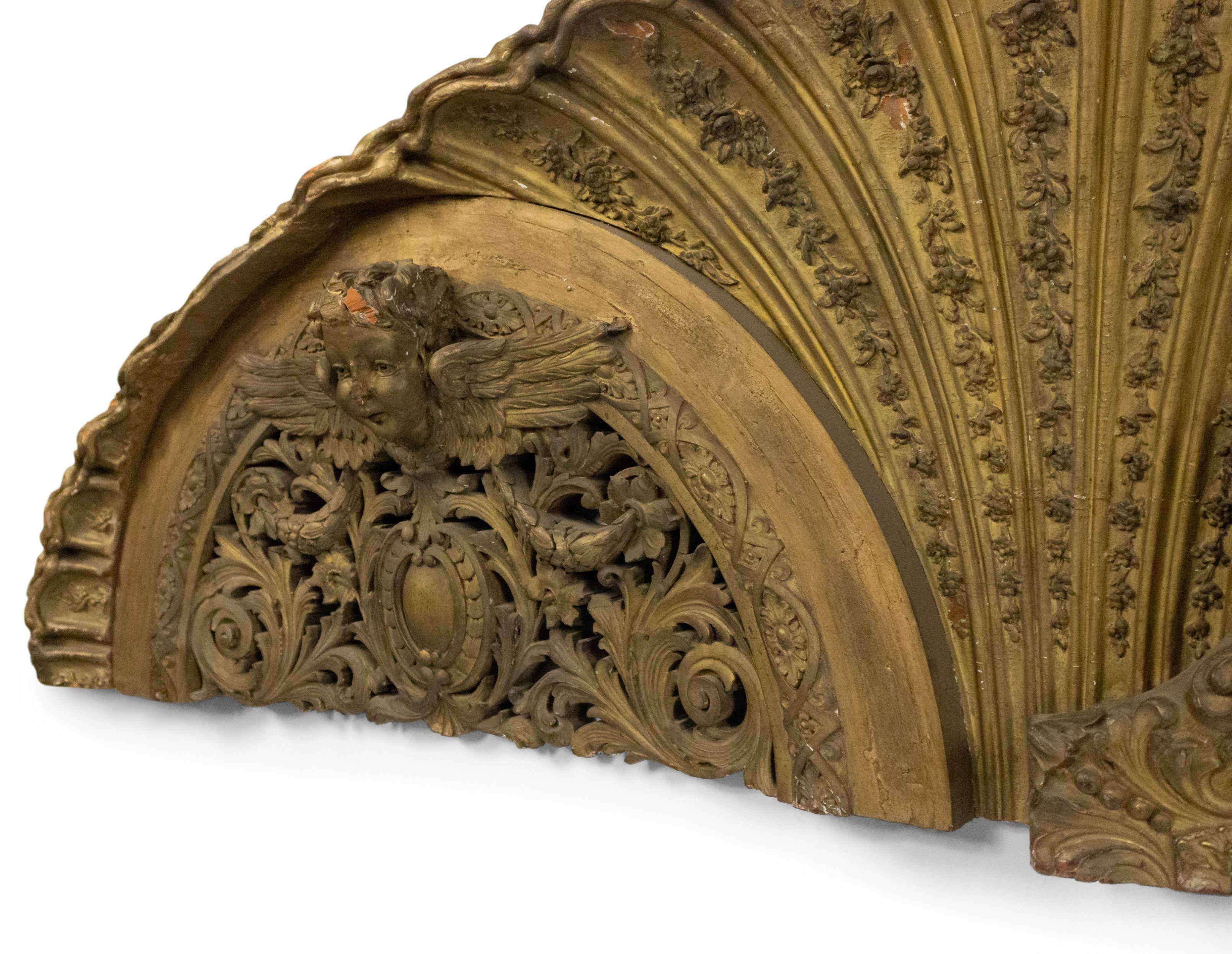 Vergoldete viktorianische geschnitzte Bogen-Wandplakette, viktorianisch (Vergoldetes Holz) im Angebot