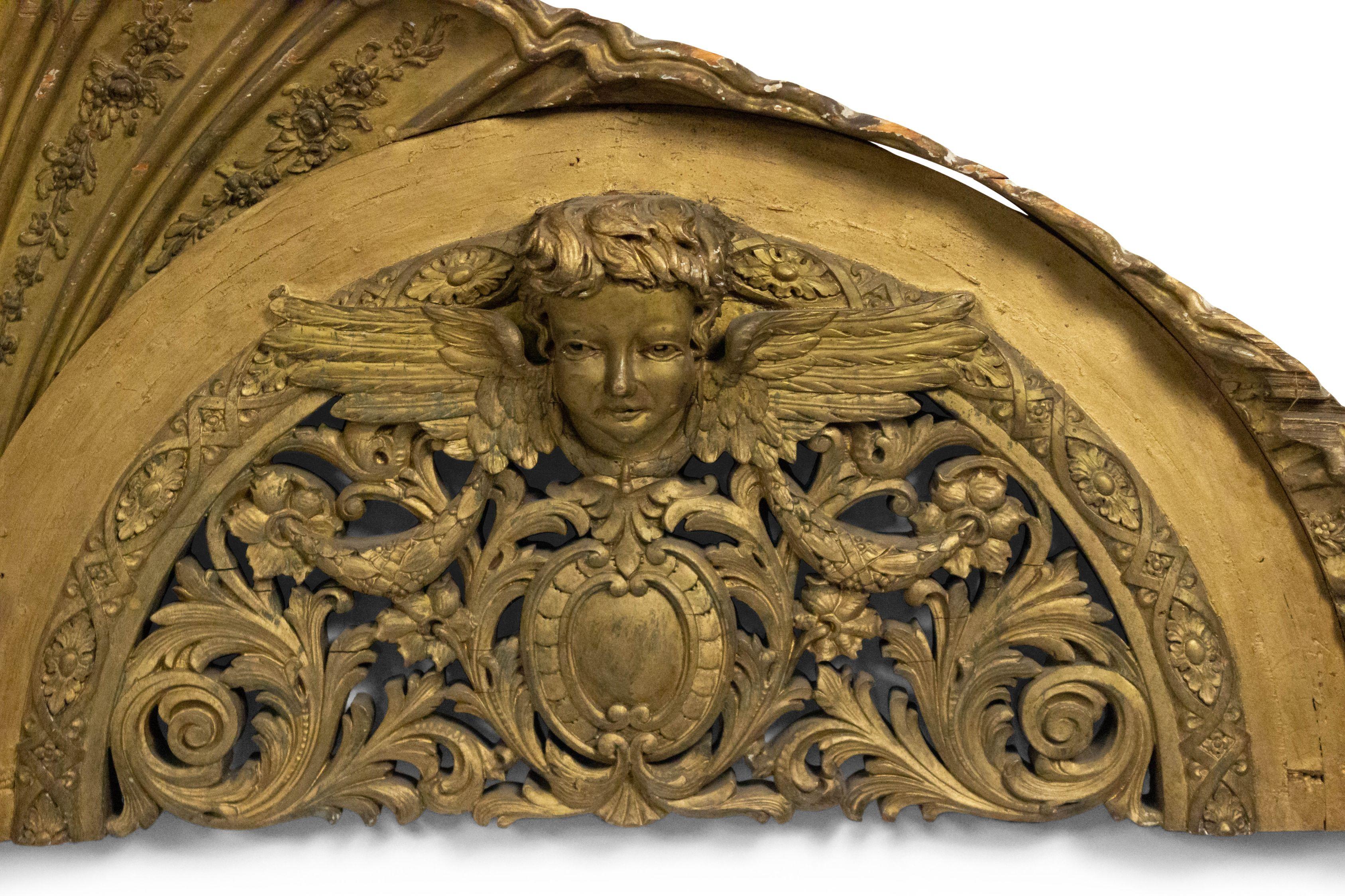 Plaque murale en forme d'arc sculpté et doré de style victorien français en vente 1