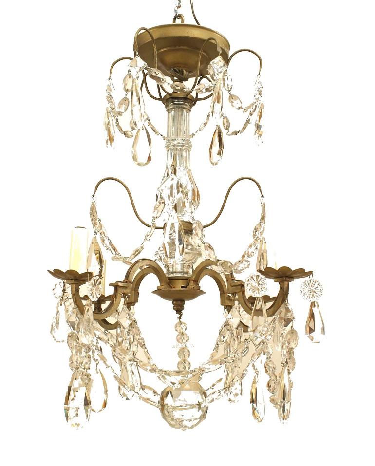 Français Lustre victorien français en métal doré et cristal en vente