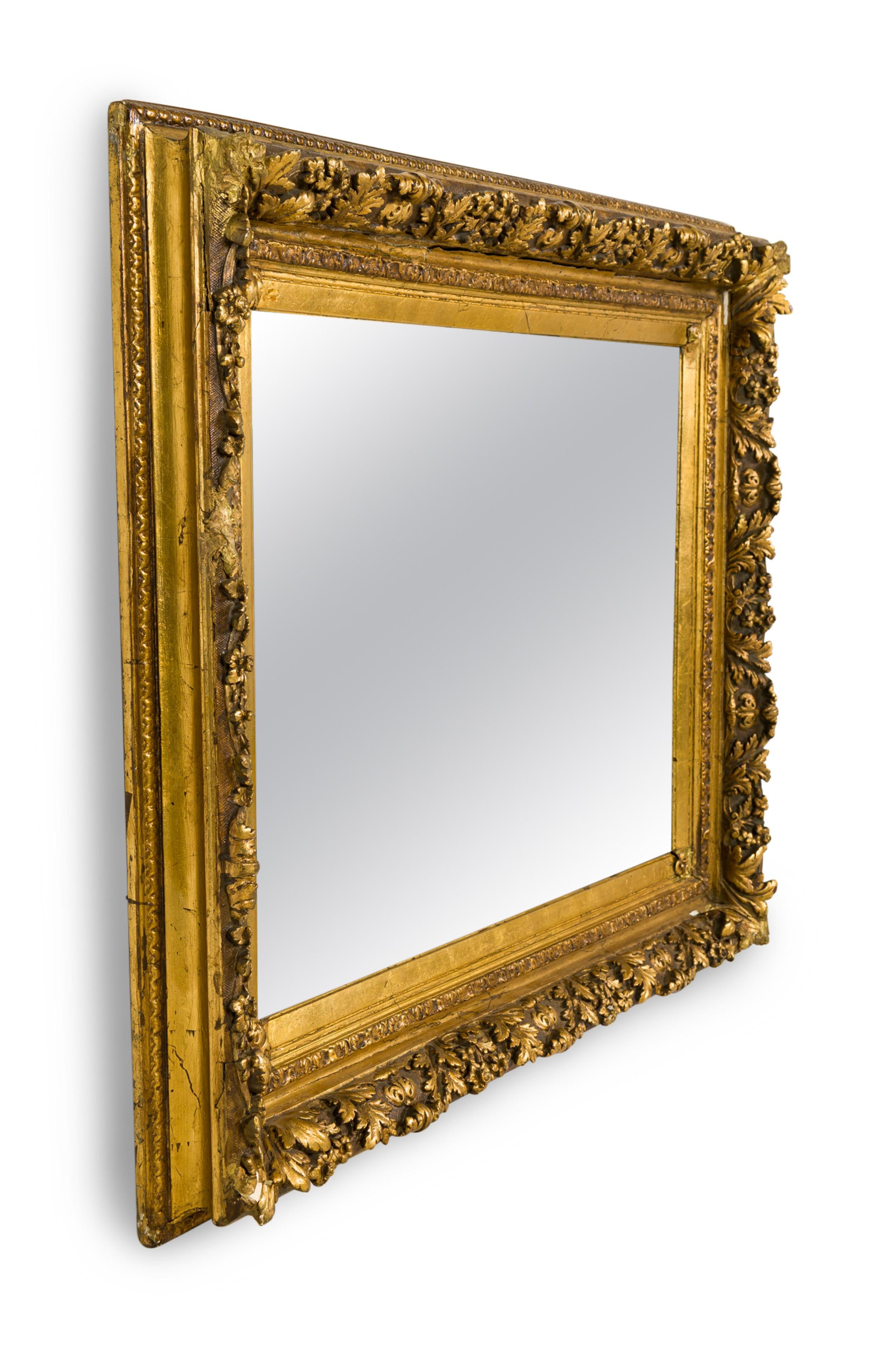 Miroir mural rectangulaire de style victorien, doré, avec un cadre à motifs floraux et feuillus fortement sculpté (en l'état).