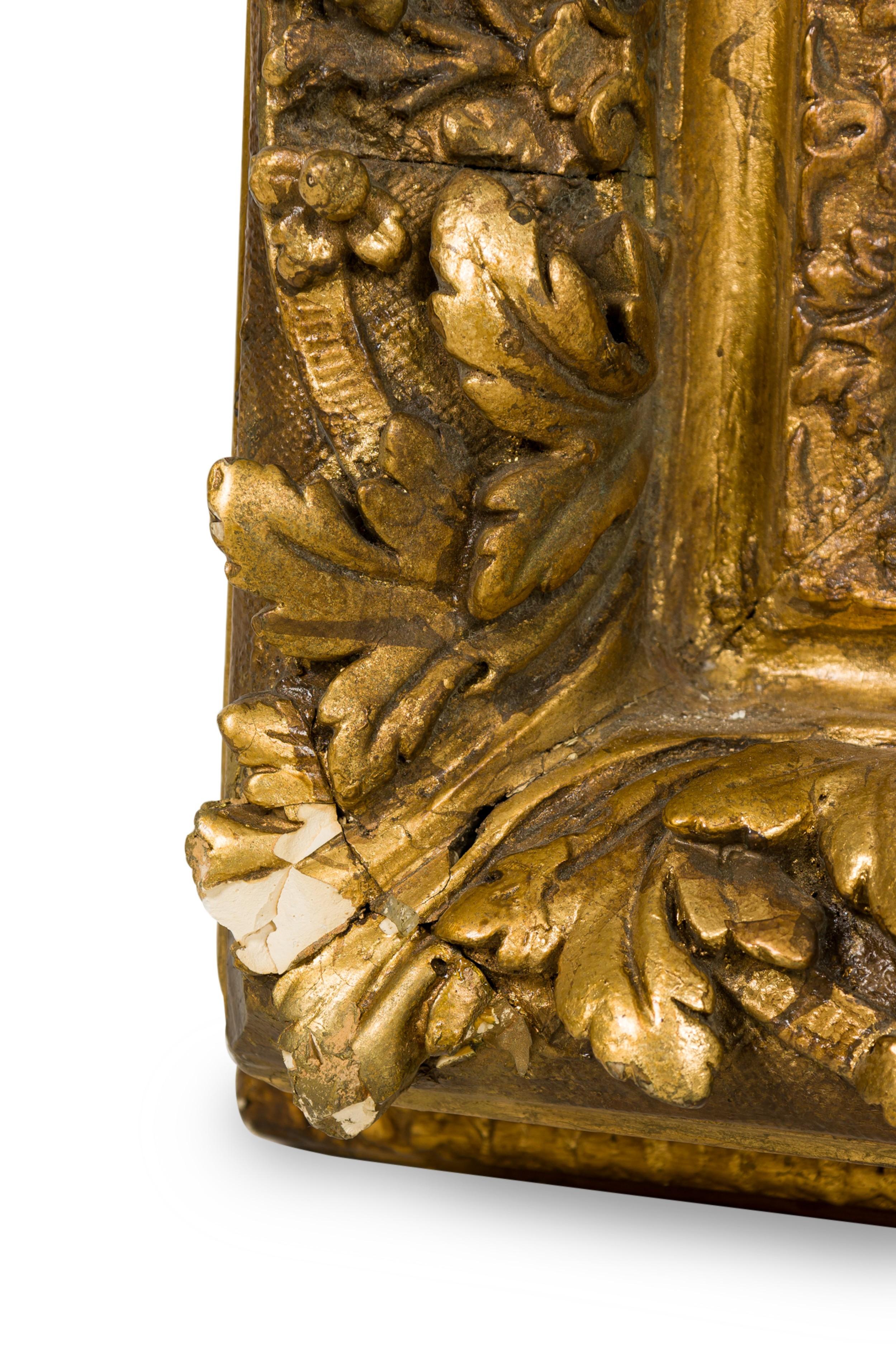Sculpté à la main Miroir victorien doré en vente