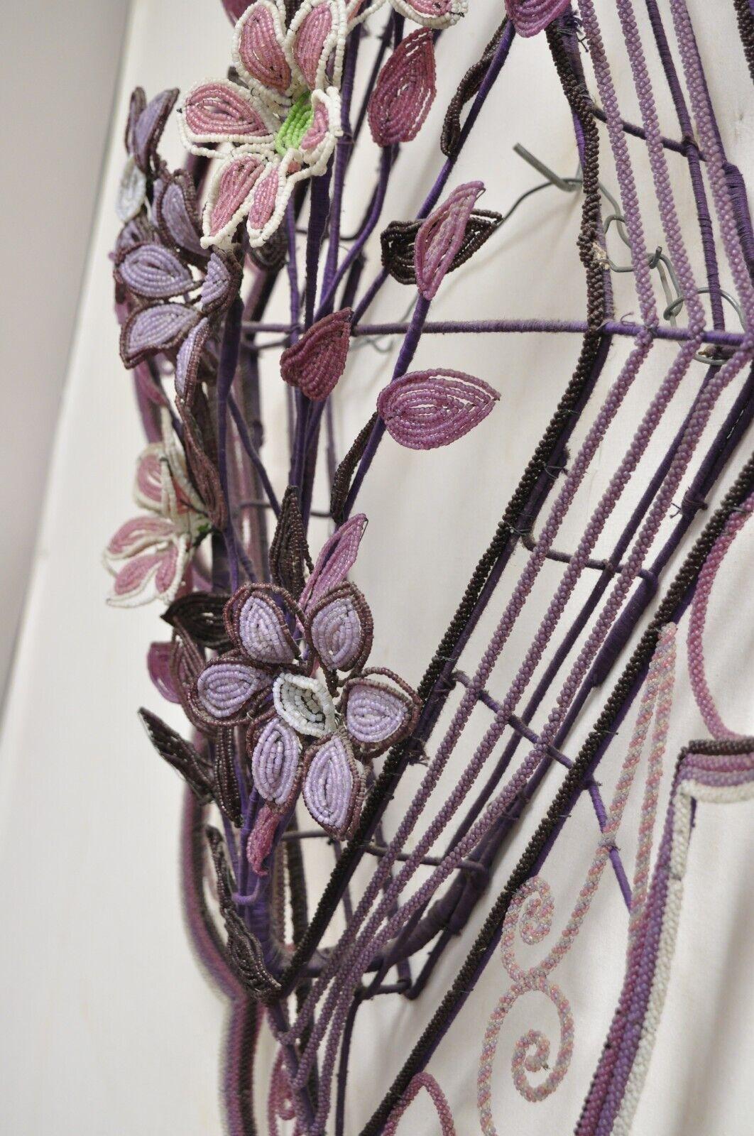 Französische viktorianische perlenbesetzte lila Blumenkästen-Wandskulptur „a“ aus Glas im Angebot 3