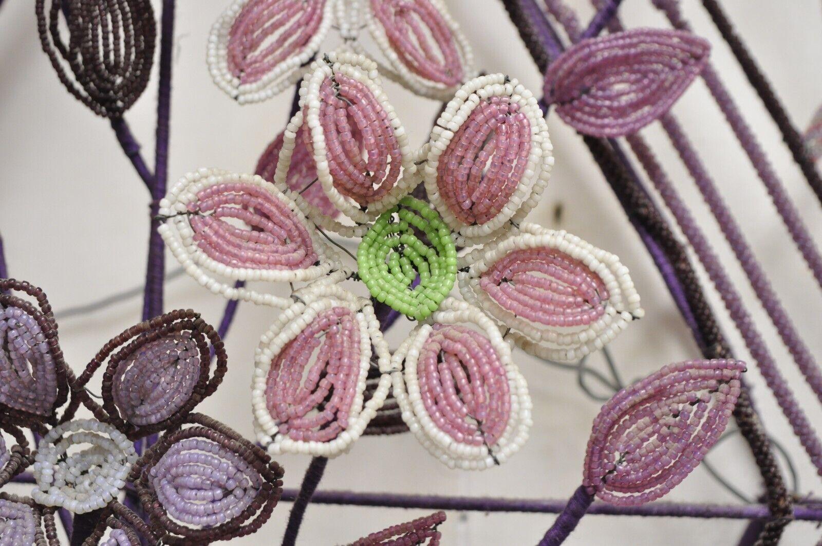 Französische viktorianische perlenbesetzte lila Blumenkästen-Wandskulptur „a“ aus Glas im Angebot 4