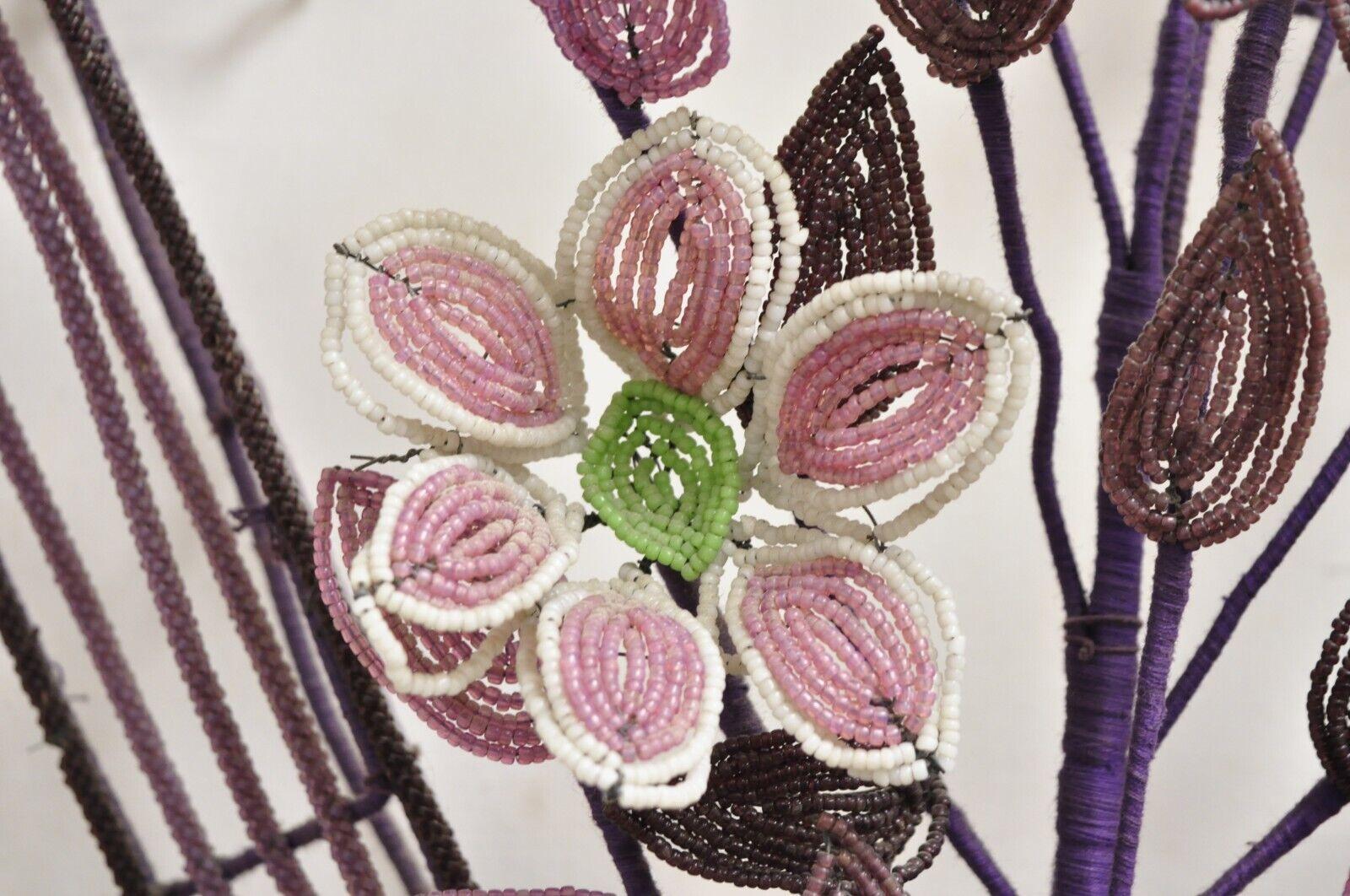 Französische viktorianische perlenbesetzte lila Blumenkästen-Wandskulptur „a“ aus Glas (Perlenbesetzt) im Angebot