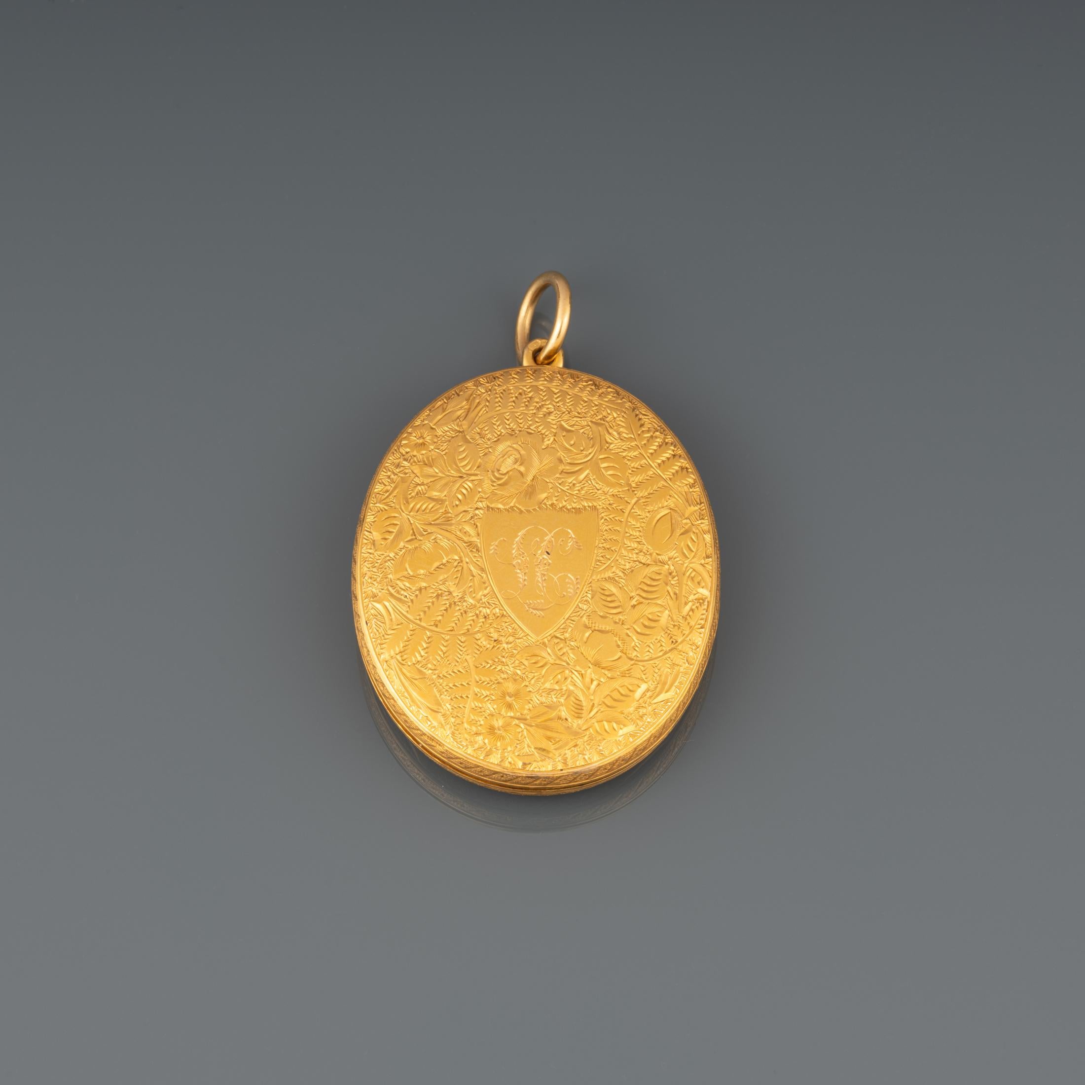 A very beautiful antique locket, made in France circa 1860.

Made in yellow gold 18K. It is big, the diameter is 45 and 36mm. 

Weight: 22.30 grams