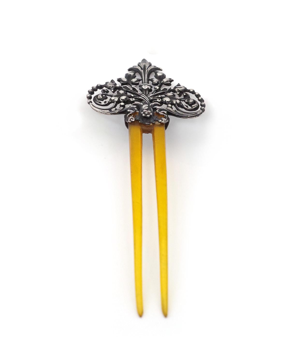 Neo-gothic revival wedding comb in silver. Hairpin for a chignon, in the style of Louis Wiese, composed of an openwork silver motif decorated with neo-Gothic leaves. The upper silver part is attached to a blond organic matter setting composed of two