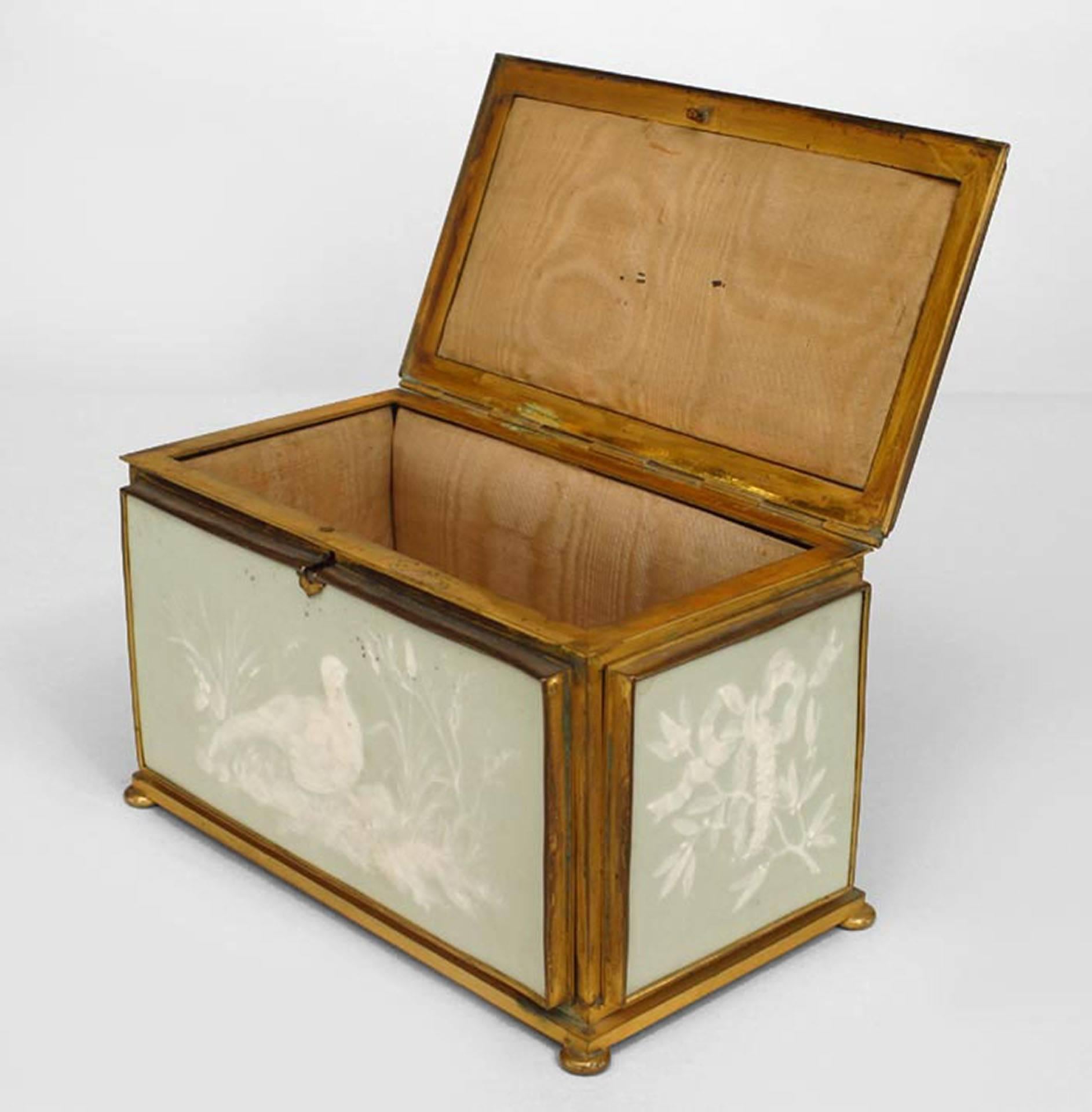 Caja victoriana francesa de porcelana verde y blanca con forma rectangular y diseño de pájaros
