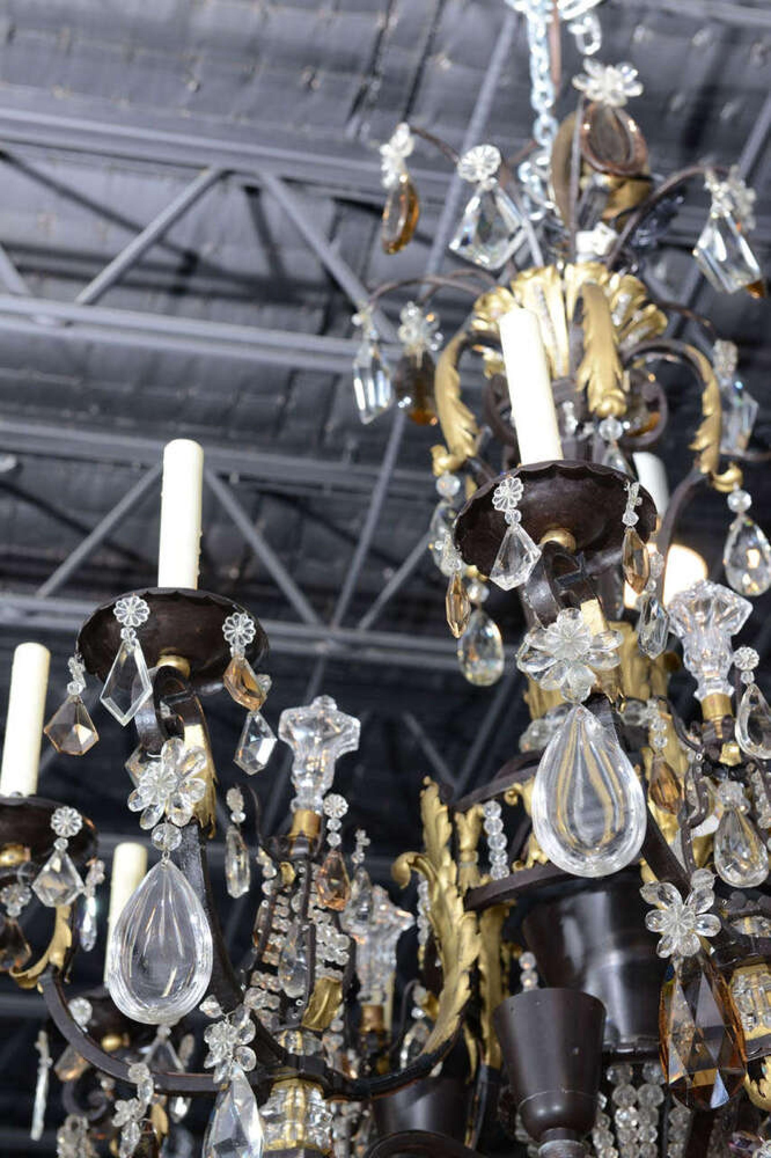 XX secolo Lampadario francese vittoriano in ferro e cristallo in vendita