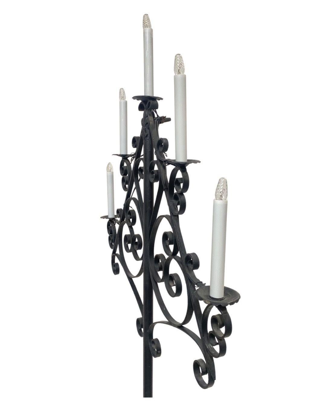 Candelabro francese vittoriano in ferro In condizioni ottime in vendita a Van Nuys, CA