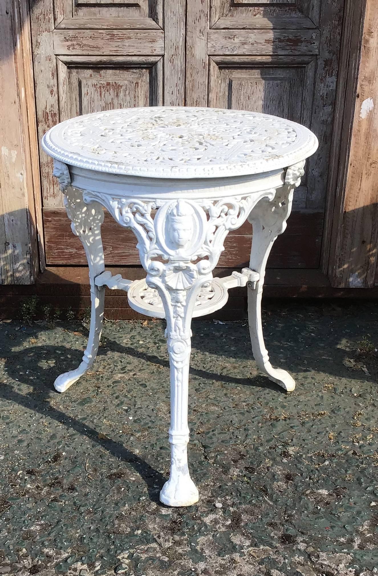 Mesa auxiliar de jardín victoriana francesa de hierro lacada en blanco de la década de 1890.