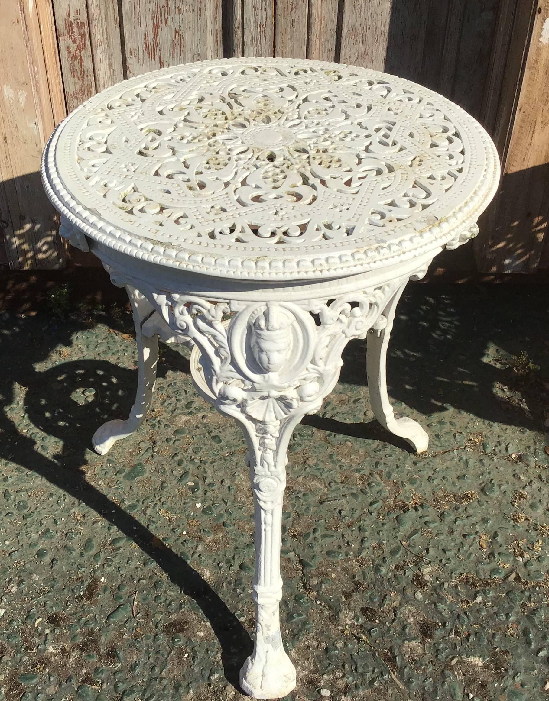 Mesa auxiliar de jardín de hierro victoriana francesa lacada en blanco de la década de 1890 Victoriano tardío