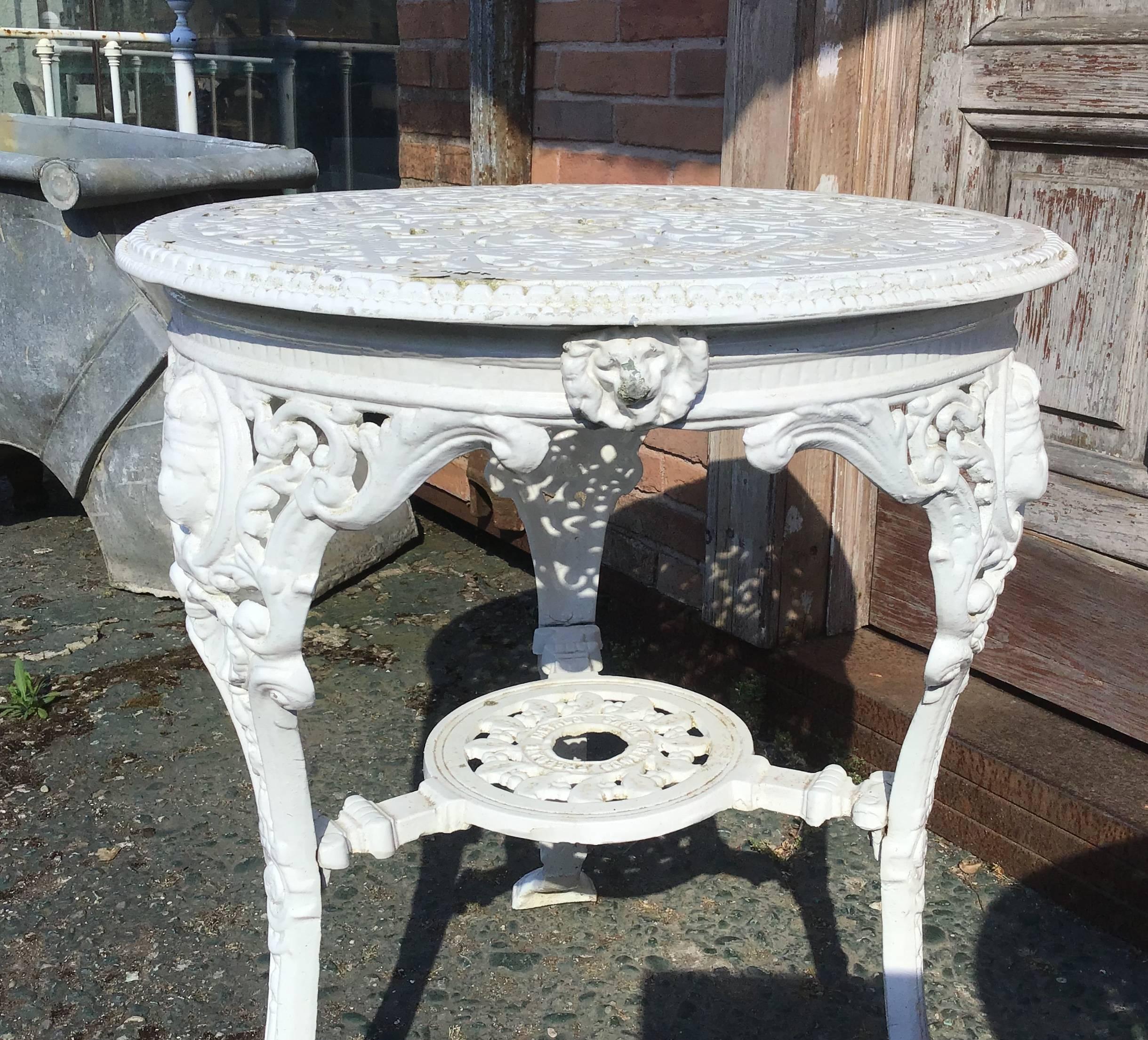 Mesa auxiliar de jardín de hierro victoriana francesa lacada en blanco de la década de 1890 Pintado