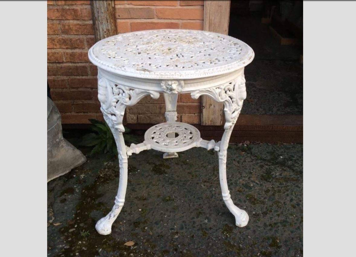 Mesa auxiliar de jardín de hierro victoriana francesa lacada en blanco de la década de 1890 siglo XIX