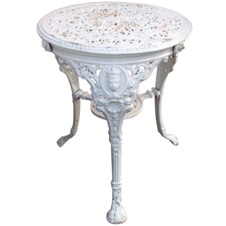 Mesa auxiliar de jardín de hierro victoriana francesa lacada en blanco de la década de 1890