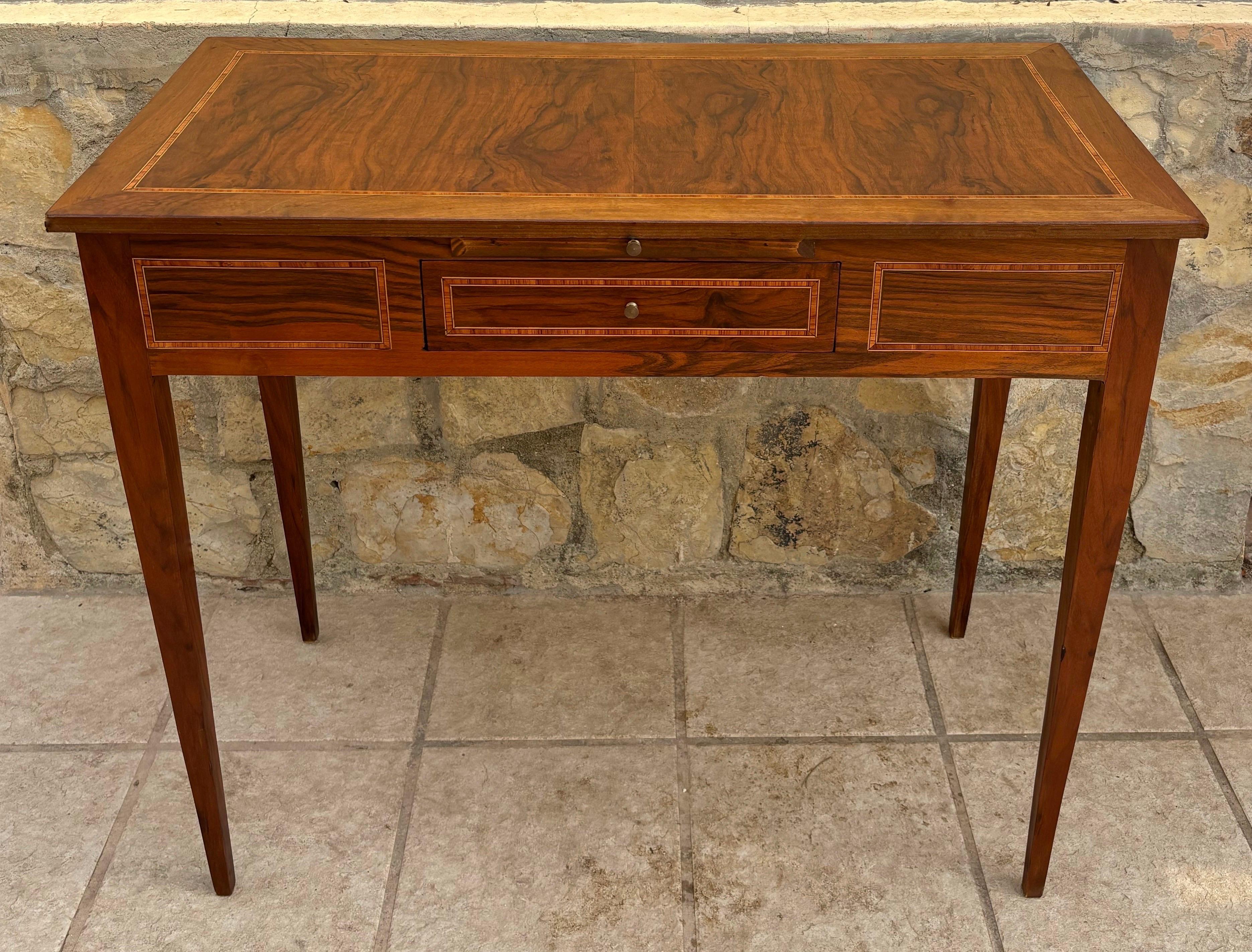 Französischer viktorianischer Damenschreibtisch mit Intarsien aus Königsholz, 1950er Jahre im Angebot 4