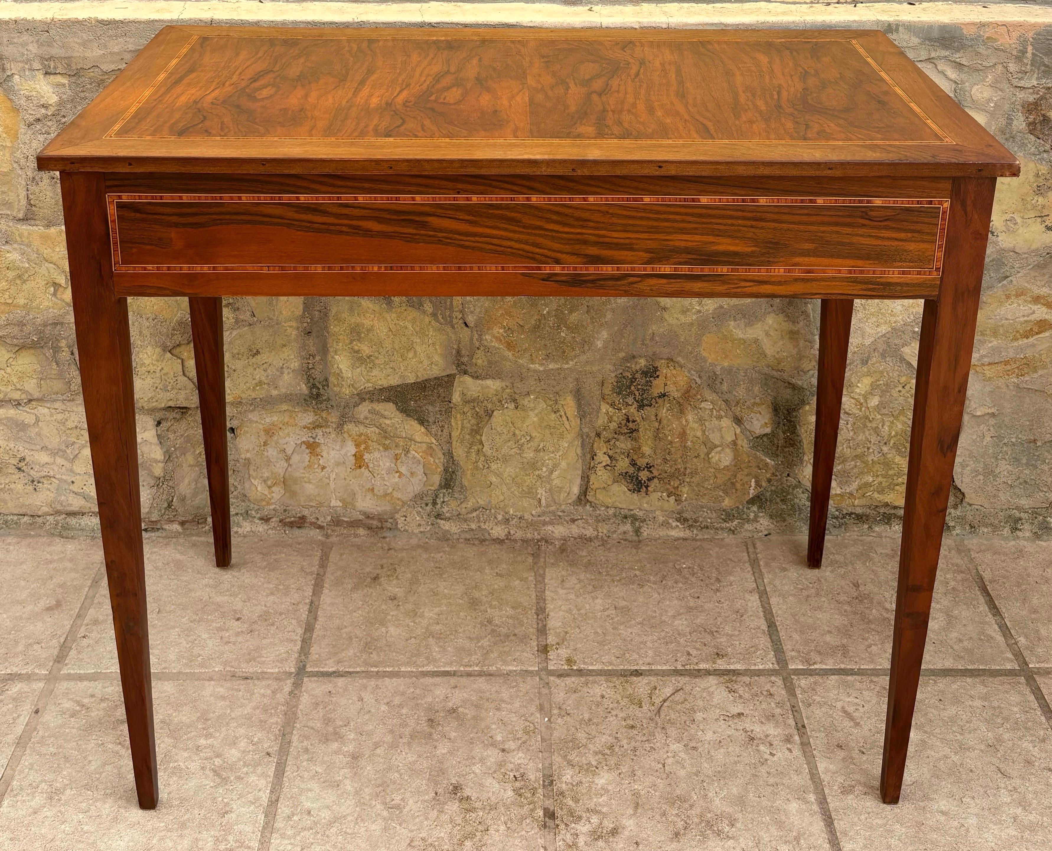 Französischer viktorianischer Damenschreibtisch mit Intarsien aus Königsholz, 1950er Jahre im Angebot 5