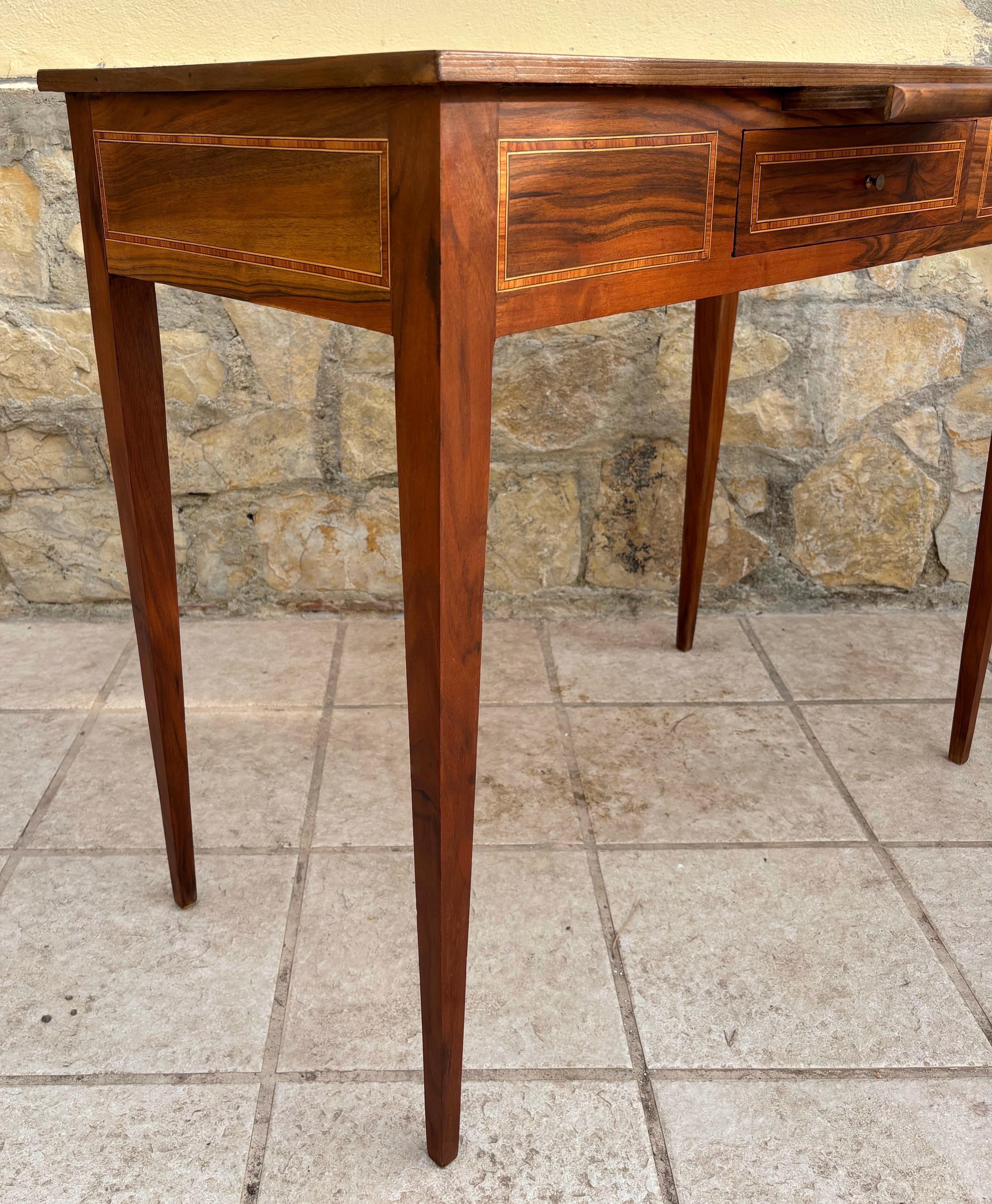 Ein attraktiver antiker viktorianischer französischer Damenschreibtisch oder Frisiertisch mit feinen Intarsien in Königsholz, mit einer feinen Intarsienplatte mit einer kleinen ausziehbaren Schreibablage. Es hat auch eine zentrale Schublade für die