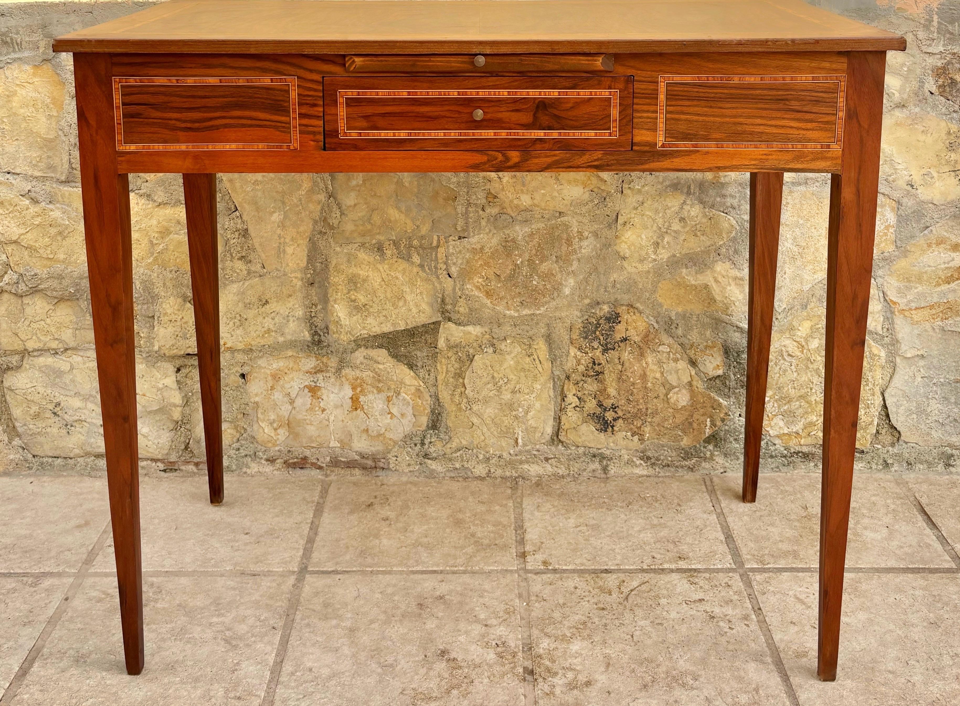 Französischer viktorianischer Damenschreibtisch mit Intarsien aus Königsholz, 1950er Jahre im Zustand „Gut“ im Angebot in BÉTERA, ES