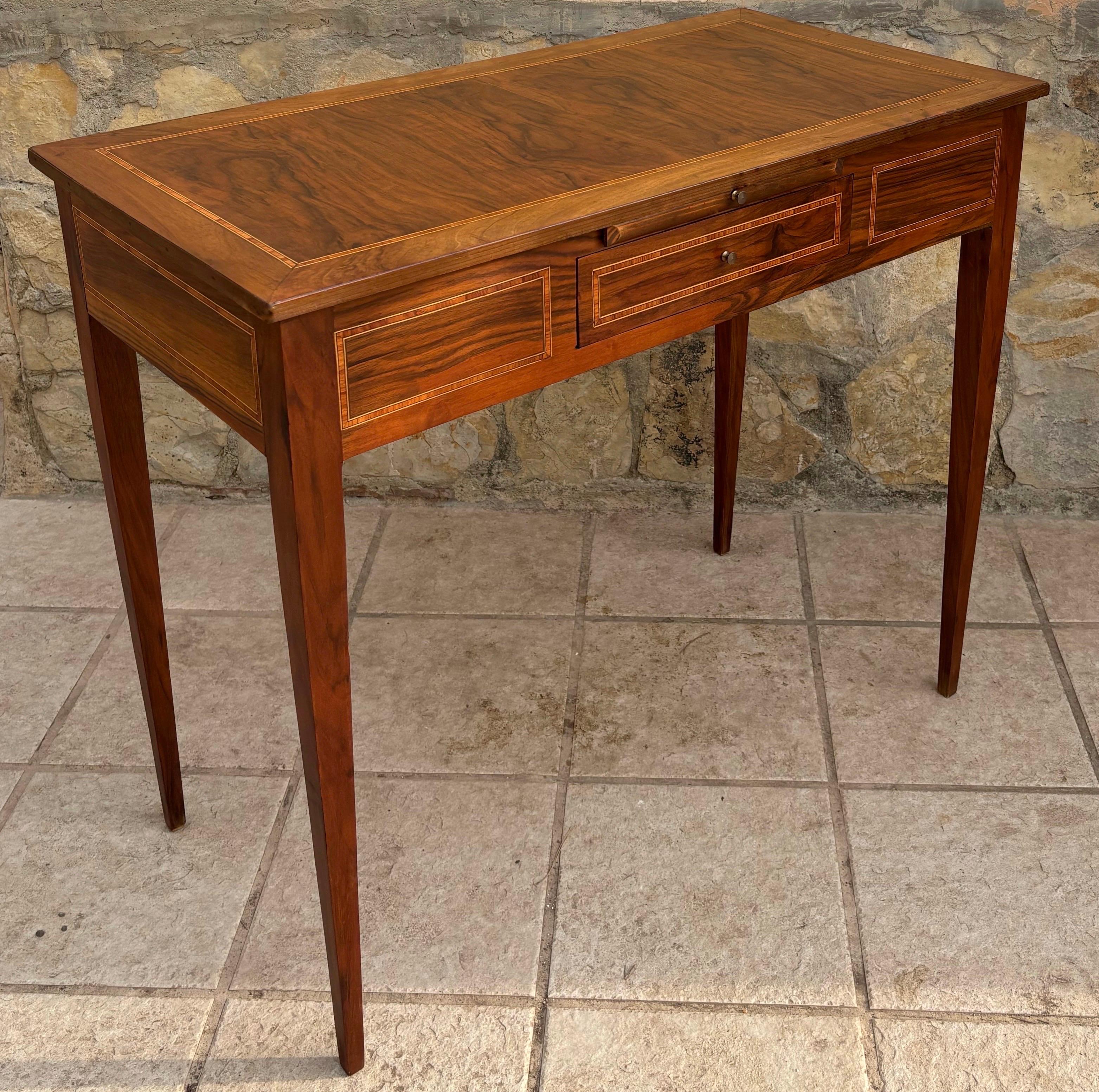 Französischer viktorianischer Damenschreibtisch mit Intarsien aus Königsholz, 1950er Jahre (Mitte des 20. Jahrhunderts) im Angebot