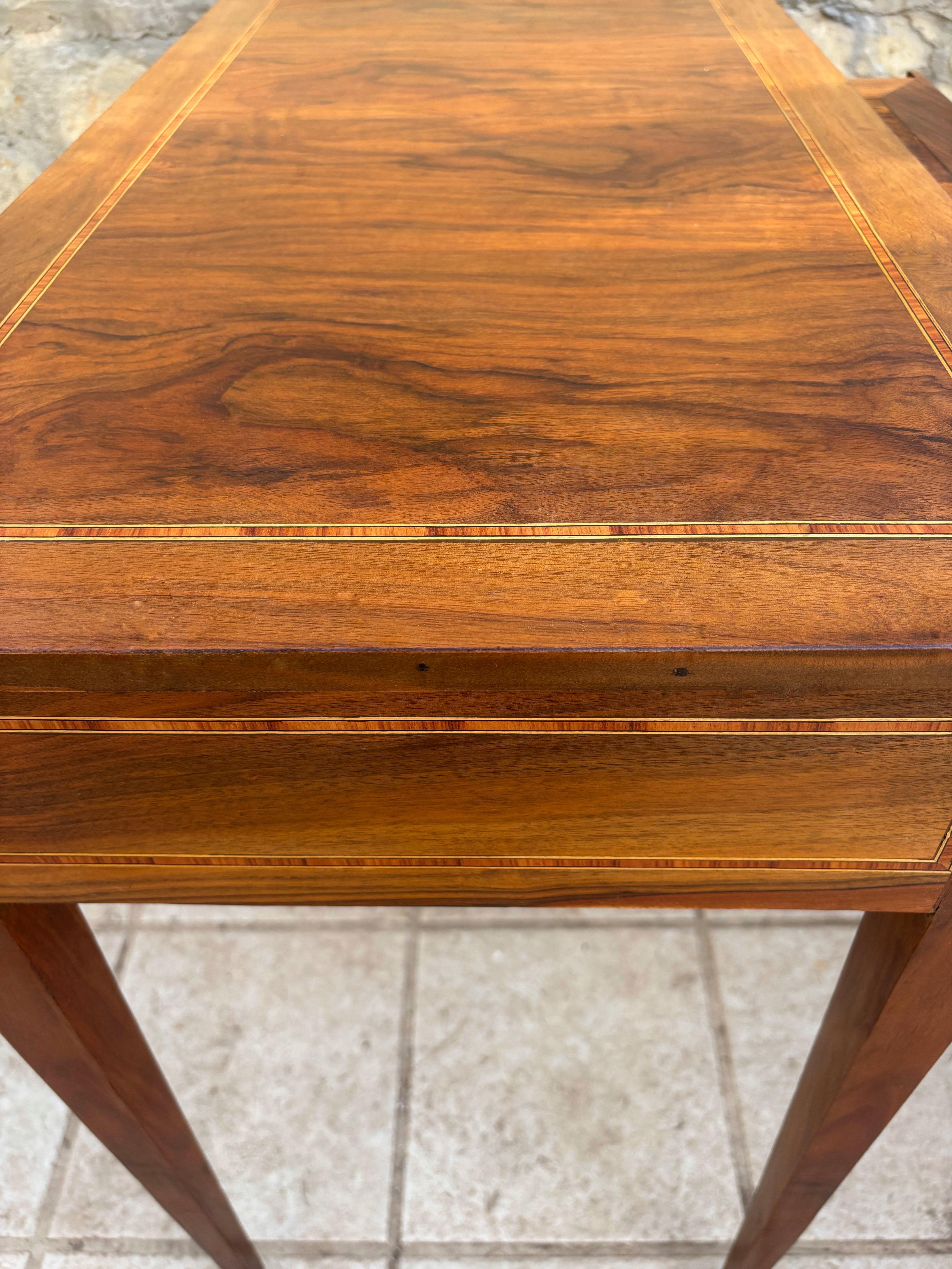 Französischer viktorianischer Damenschreibtisch mit Intarsien aus Königsholz, 1950er Jahre (Messing) im Angebot